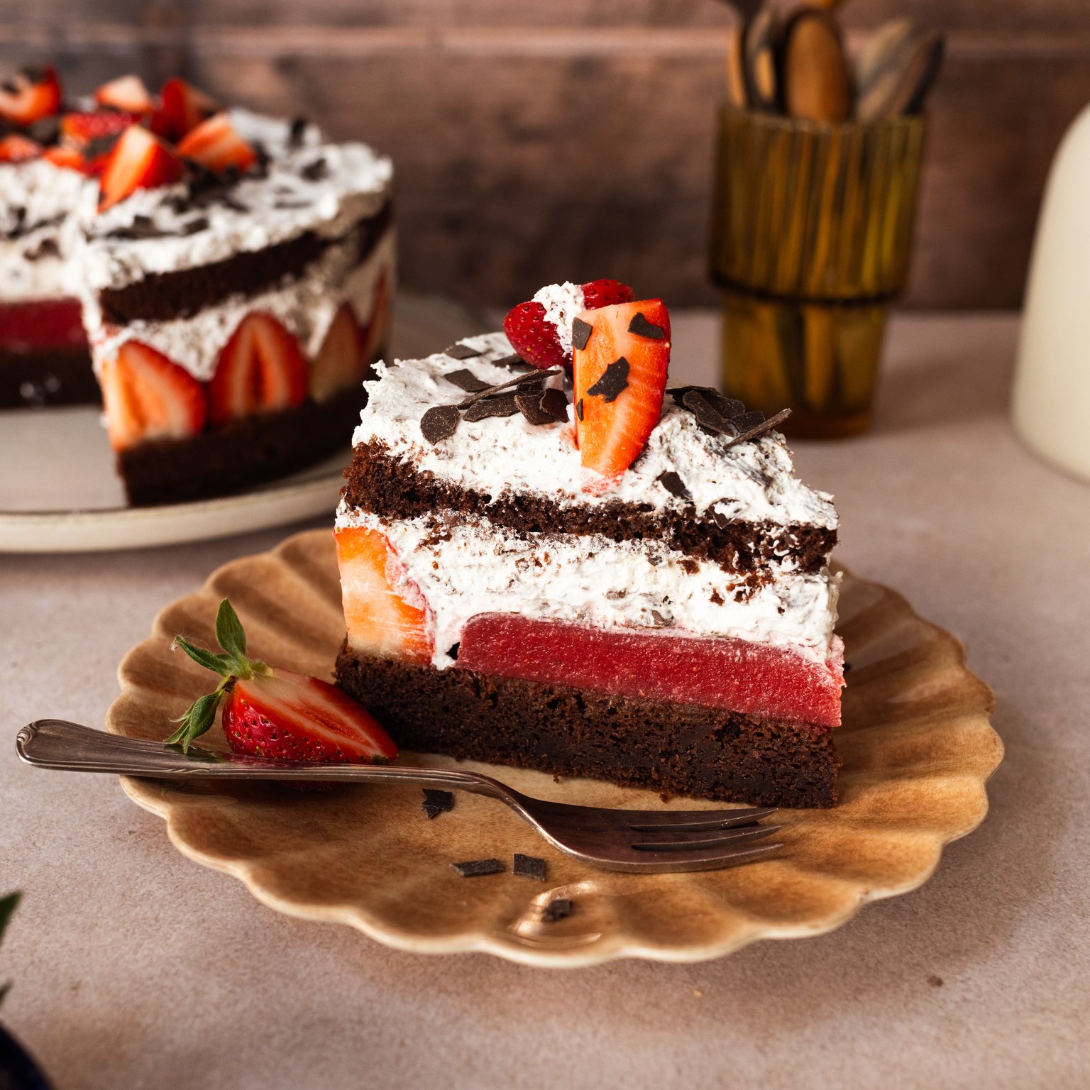 Vegane Erdbeer-Stracciatella-Torte