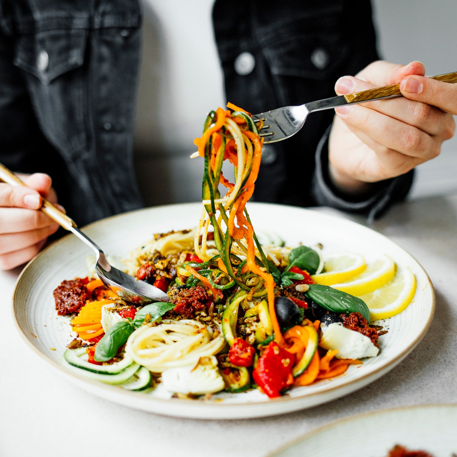 Zoodlesalat mit Shredded Tofu