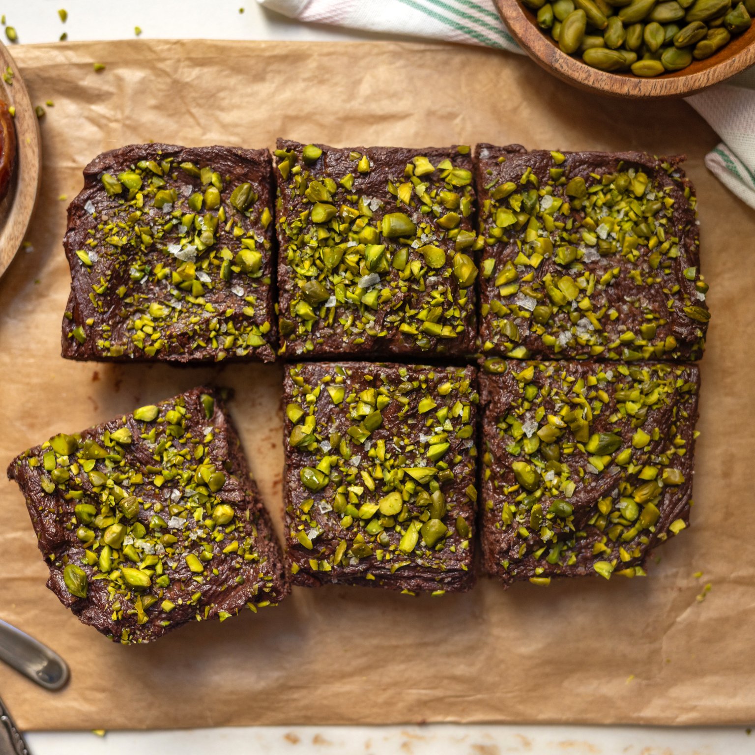 No-Bake Dattel-Schoko-Brownies mit Pistazien