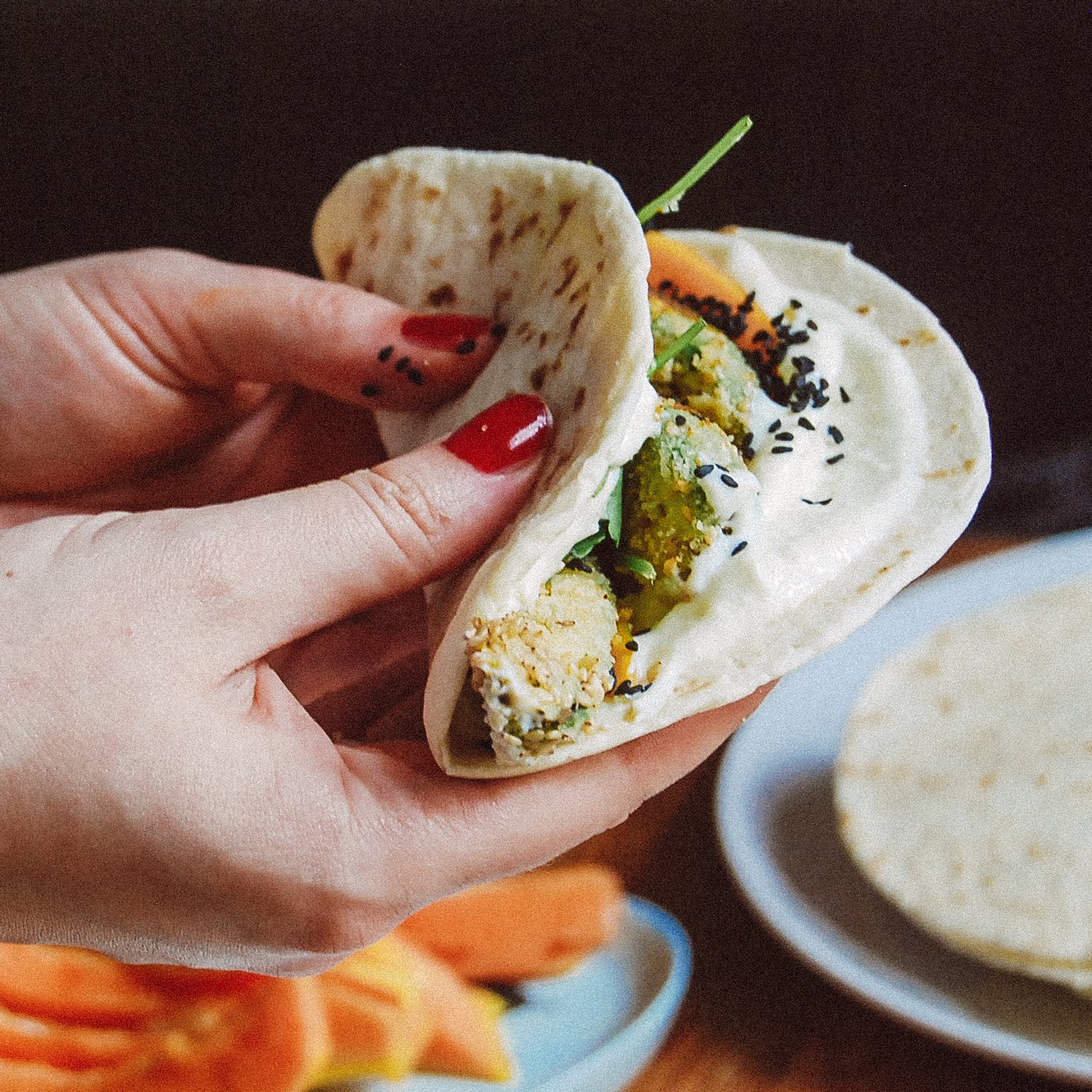 Taco mit gebackener Avocado & Limetten-Dip
