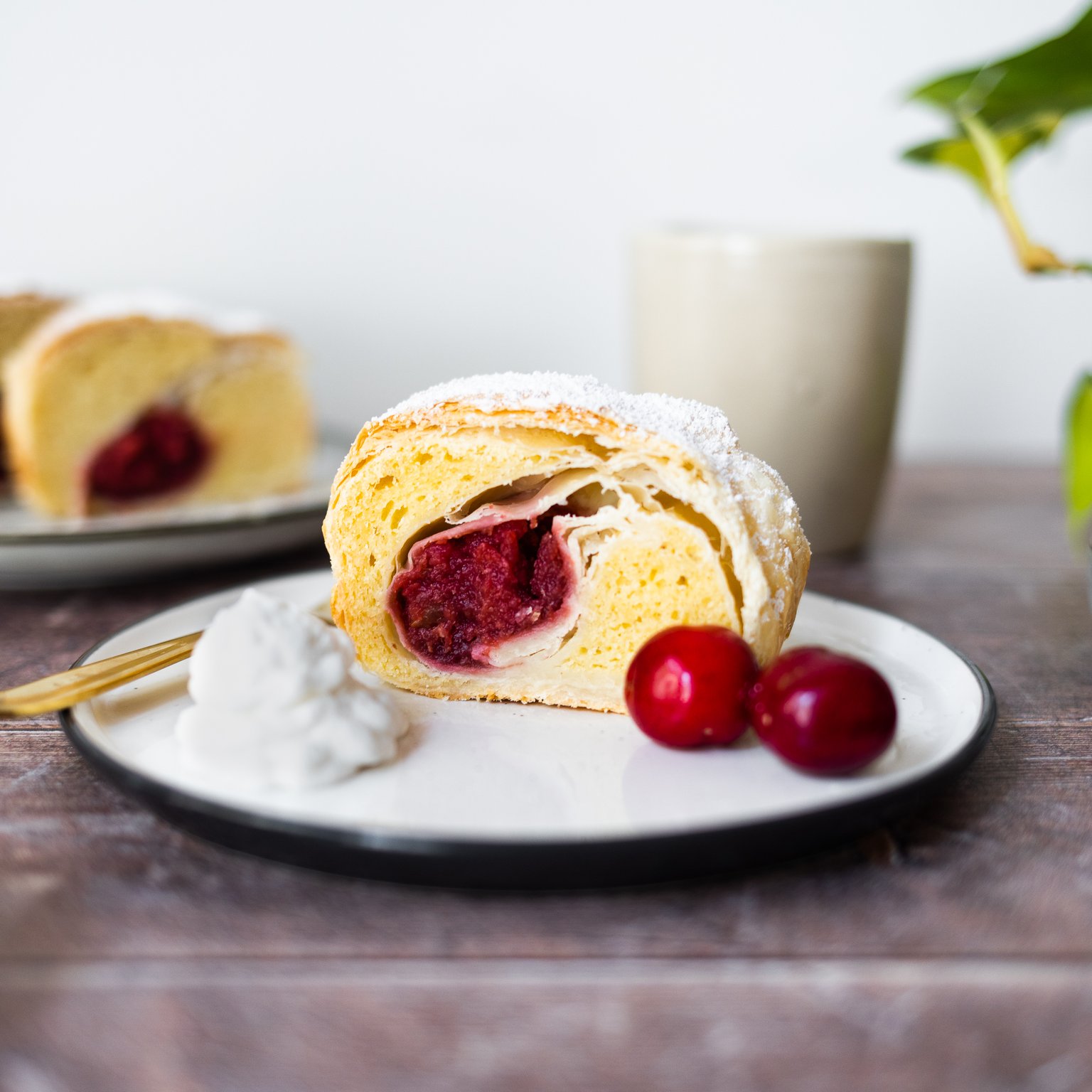 Veganer Topfenstrudel mit Kirschen