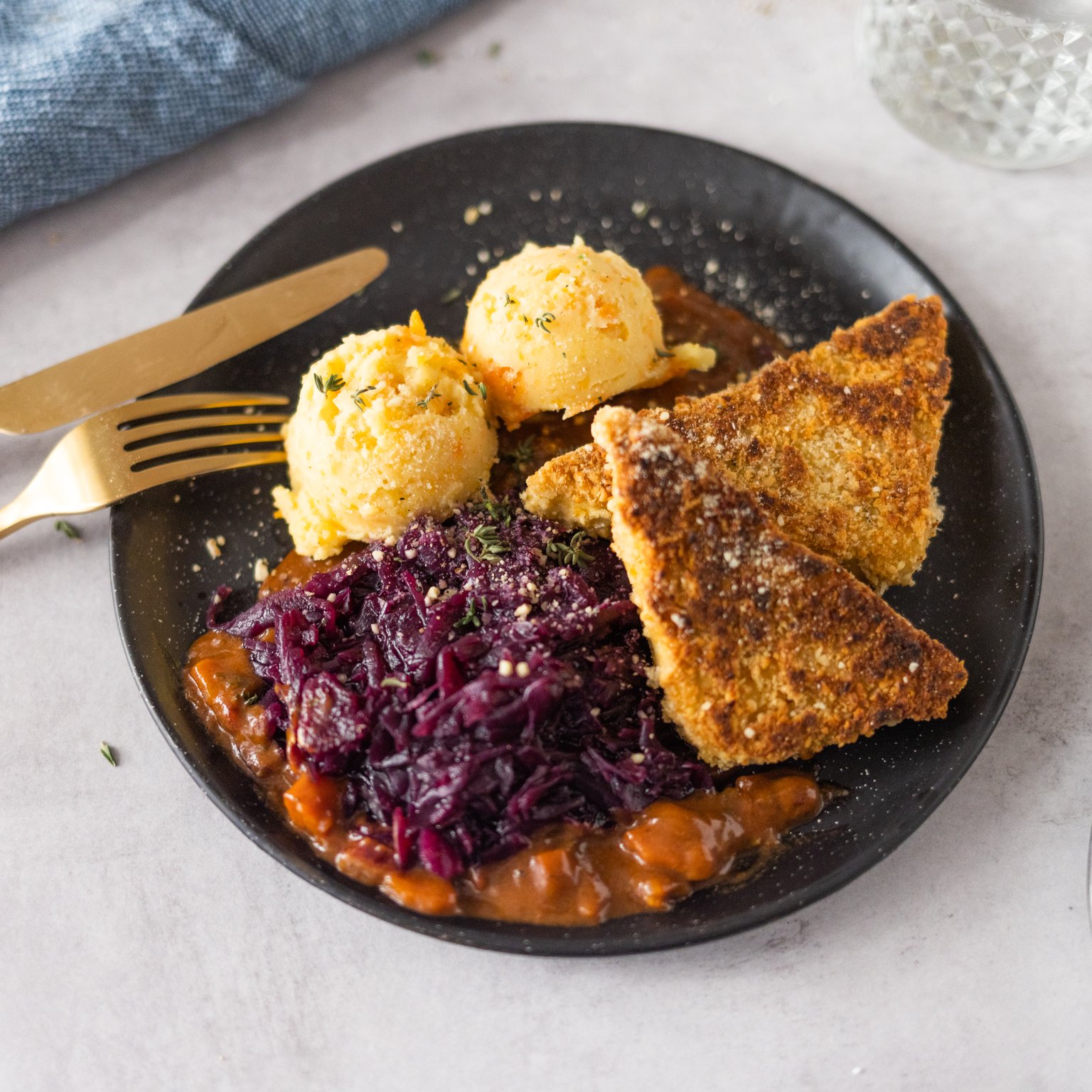 Tofu with vegan Parmesancrust, Potato-Carrot-Mash and Red Cabbage