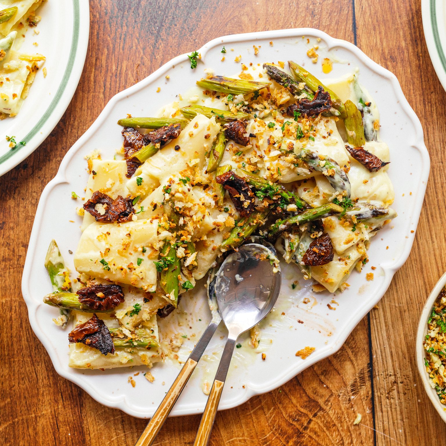 Vegane Pasta Hollandaise mit Spargel und „Speck“