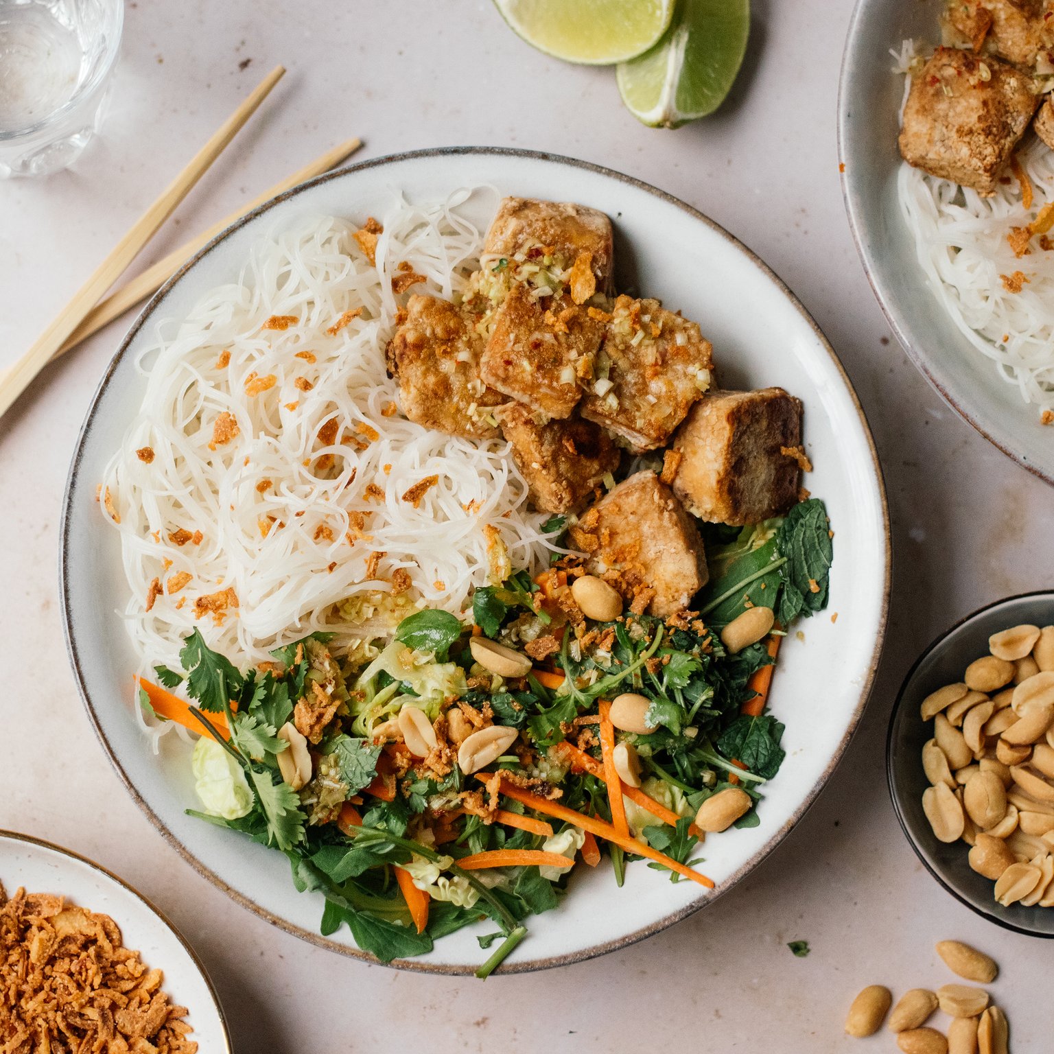 Veganer Reisnudelsalat mit gebackenem Tofu und Zitronengrasdressing