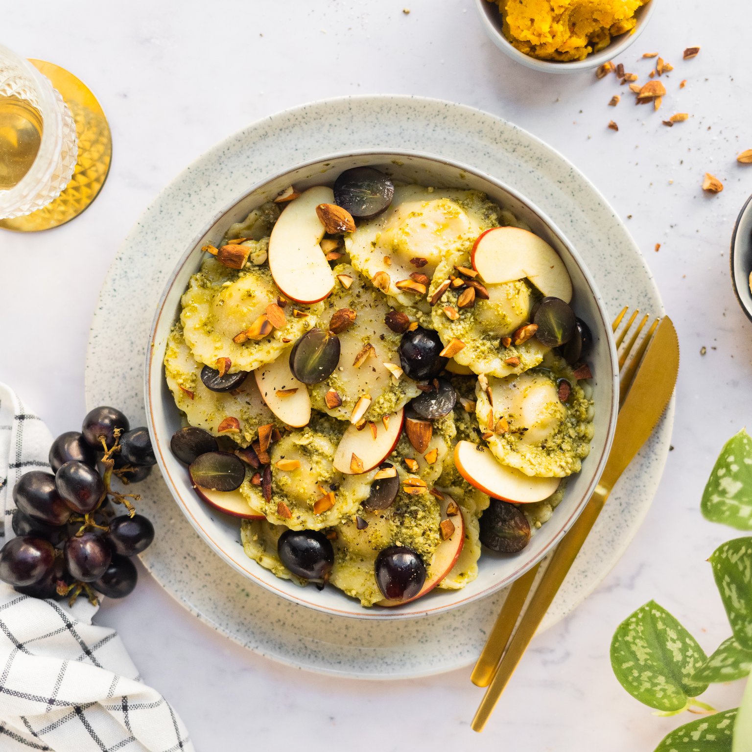 Veganer Kürbis-Ravioli-Salat mit Trauben und Äpfeln