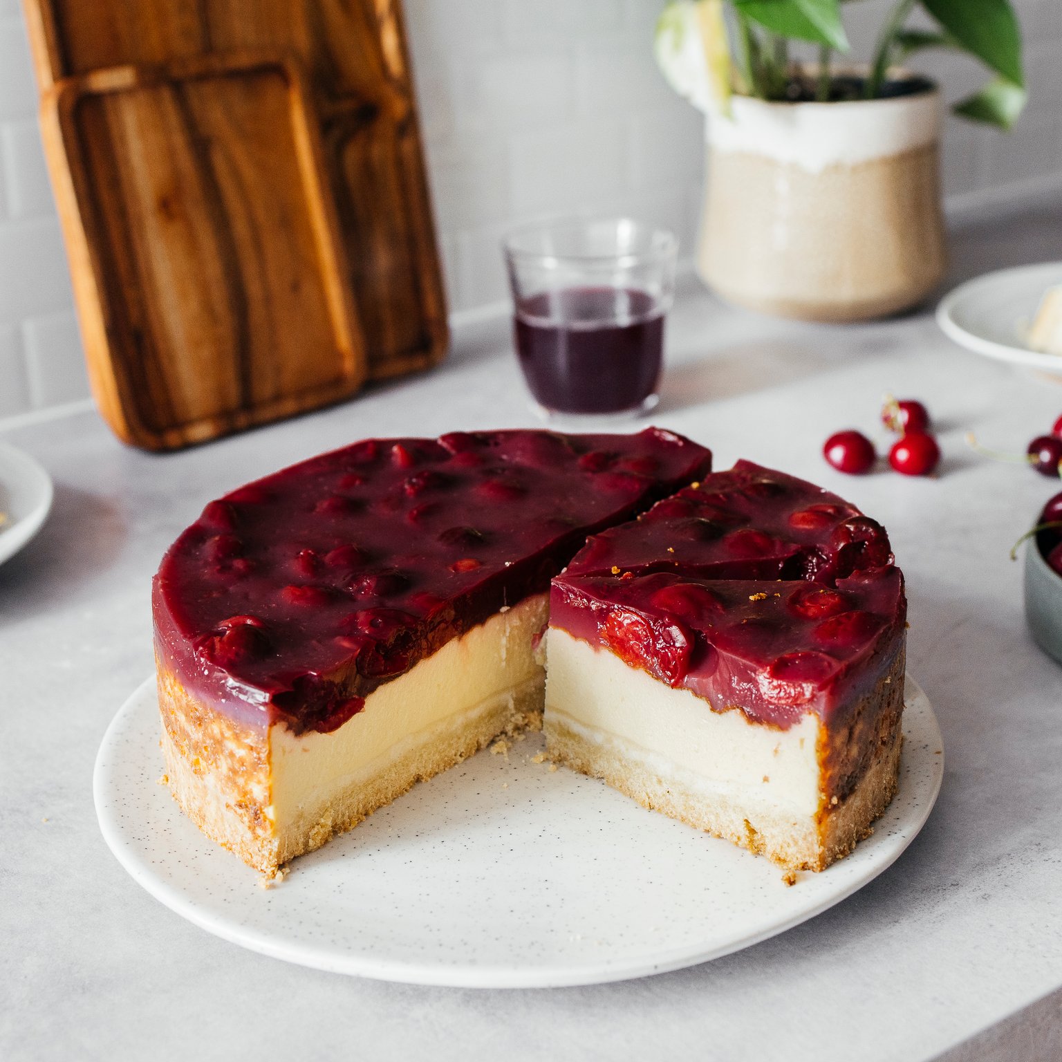 Veganer Käsekuchen mit Kirschen