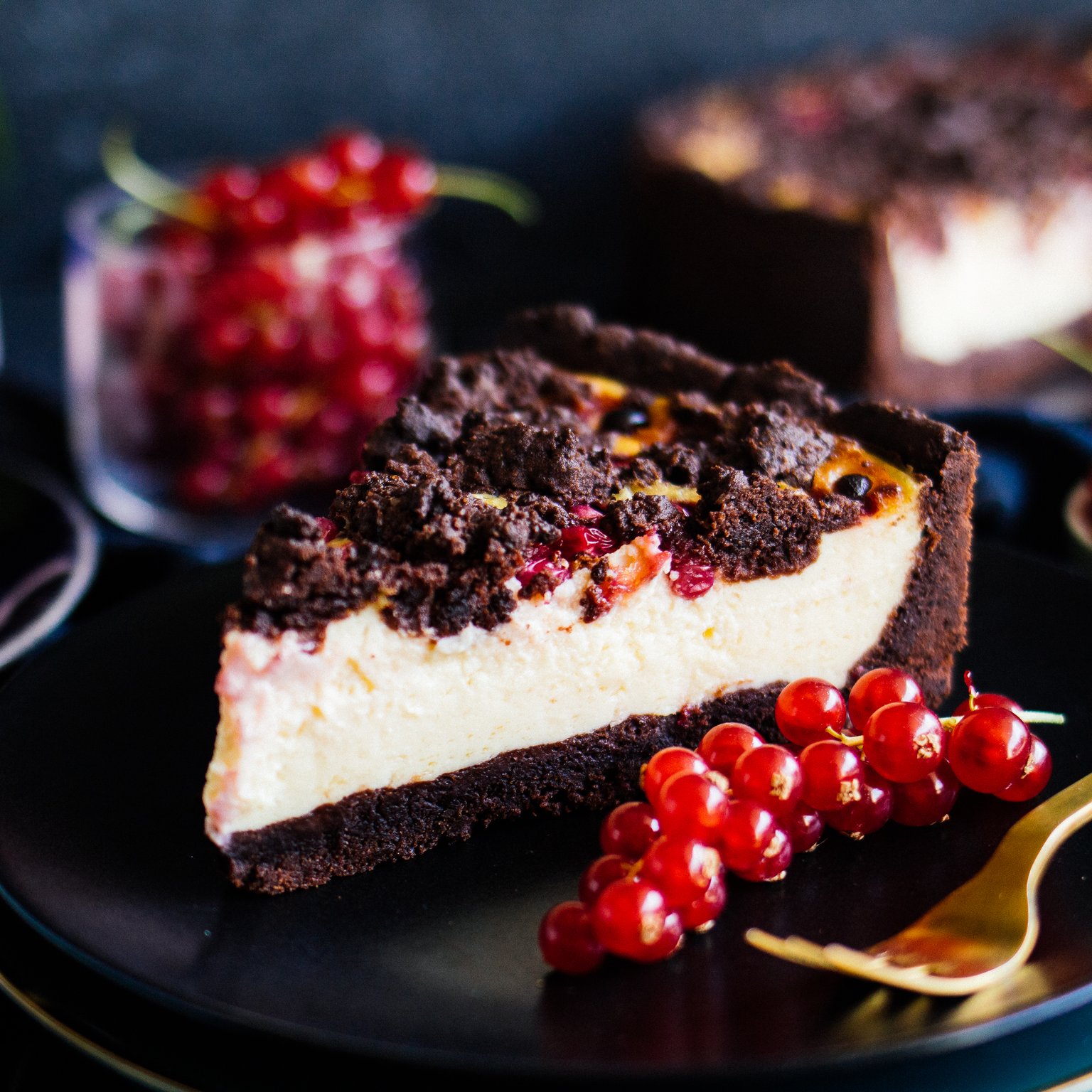 Veganer Schokoladen-Käsekuchen mit Johannisbeeren (Zupfkuchen)