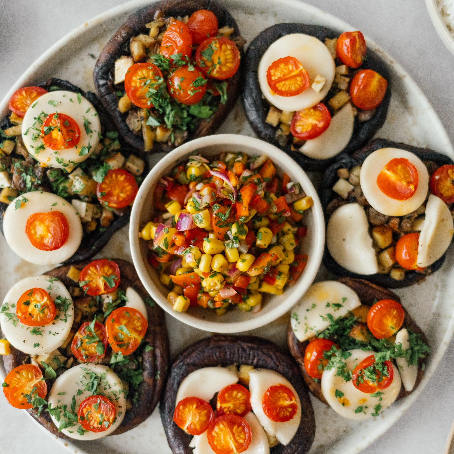 Gefüllte & gegrillte Portobello-Pilze mit Mais-Paprika-Salsa