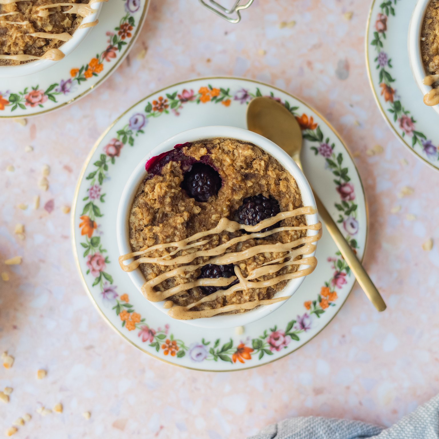 Simple vegane Baked Oats mit Brombeeren