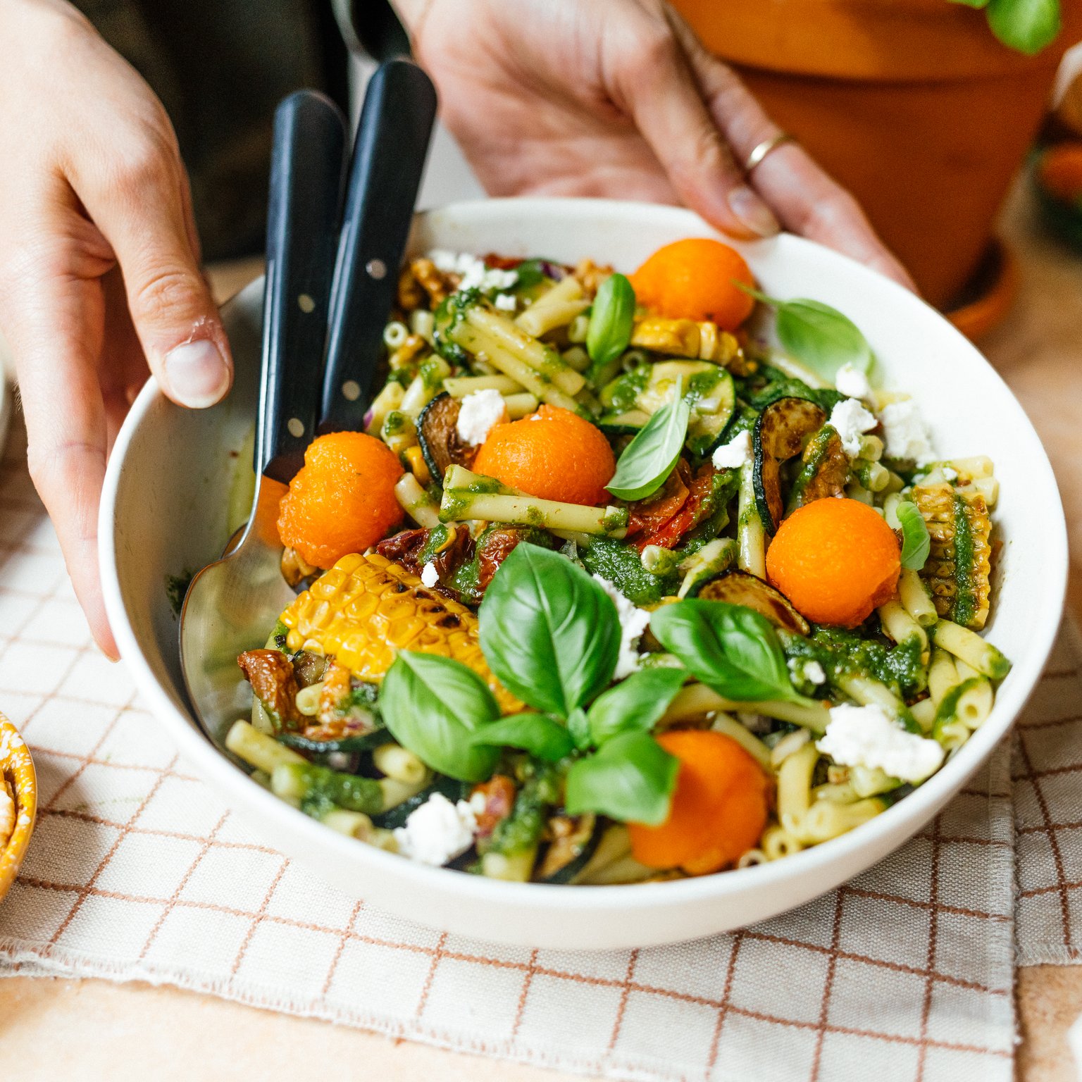 Schneller Nudelsalat mit Melone, Basilikum & gegrilltem Mais