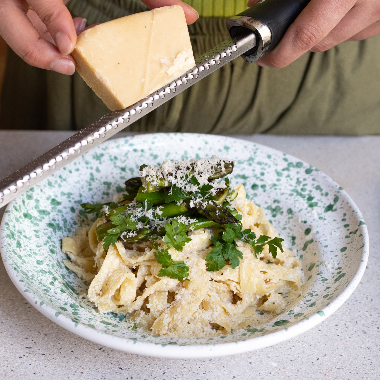 Schnelle Pasta mit veganem Ricotta und Spargel