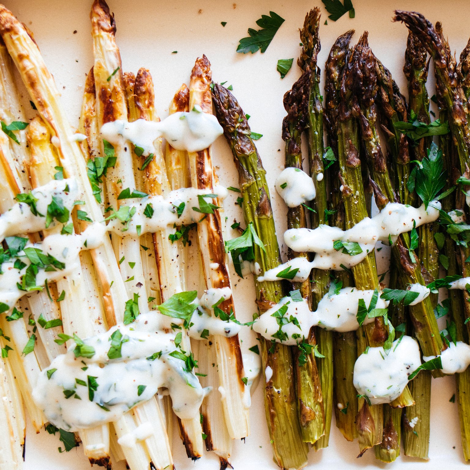 Gebackener Spargel mit veganer Kräuter-Hollandaise