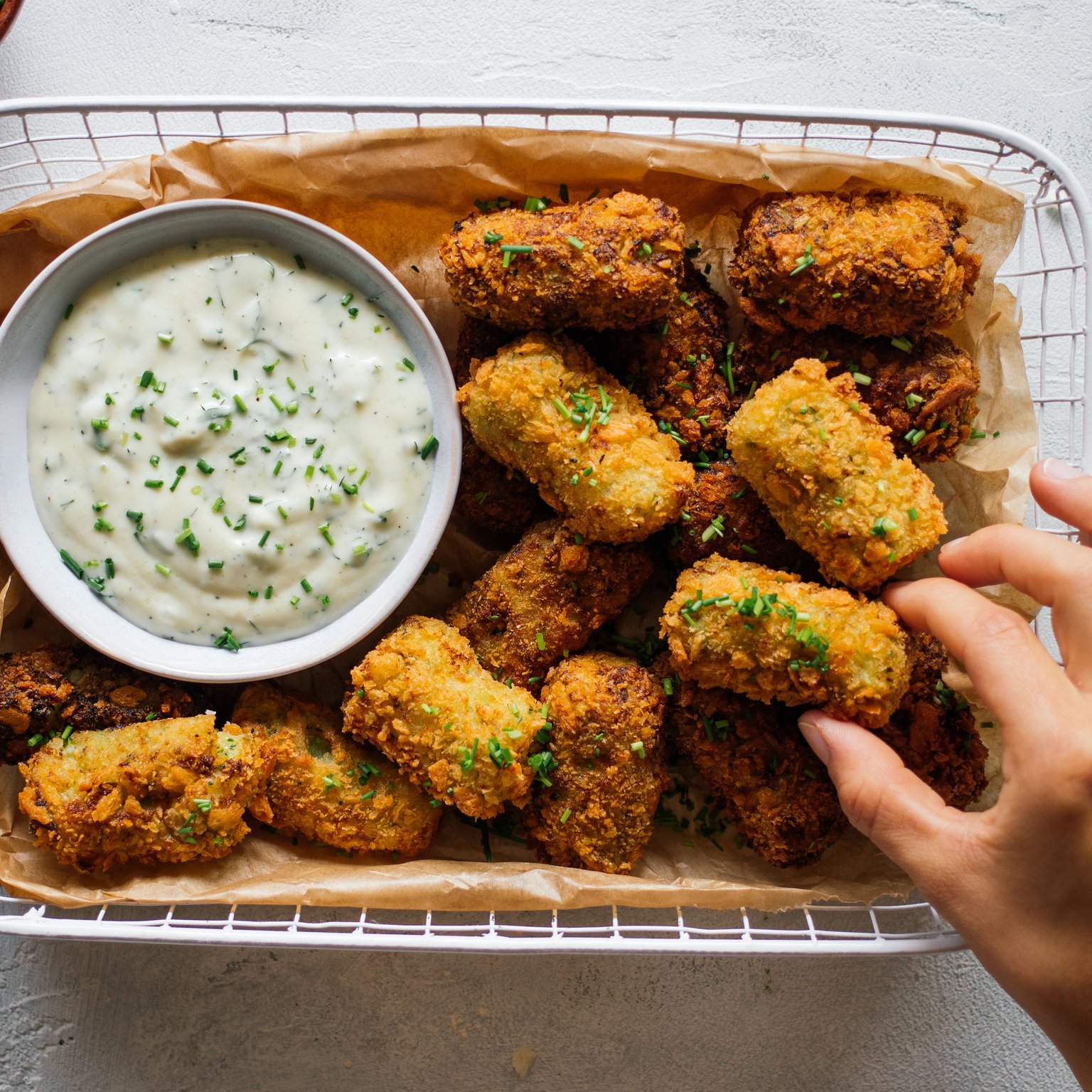 Vegane Brokkoli-Kroketten mit Kräuterdip