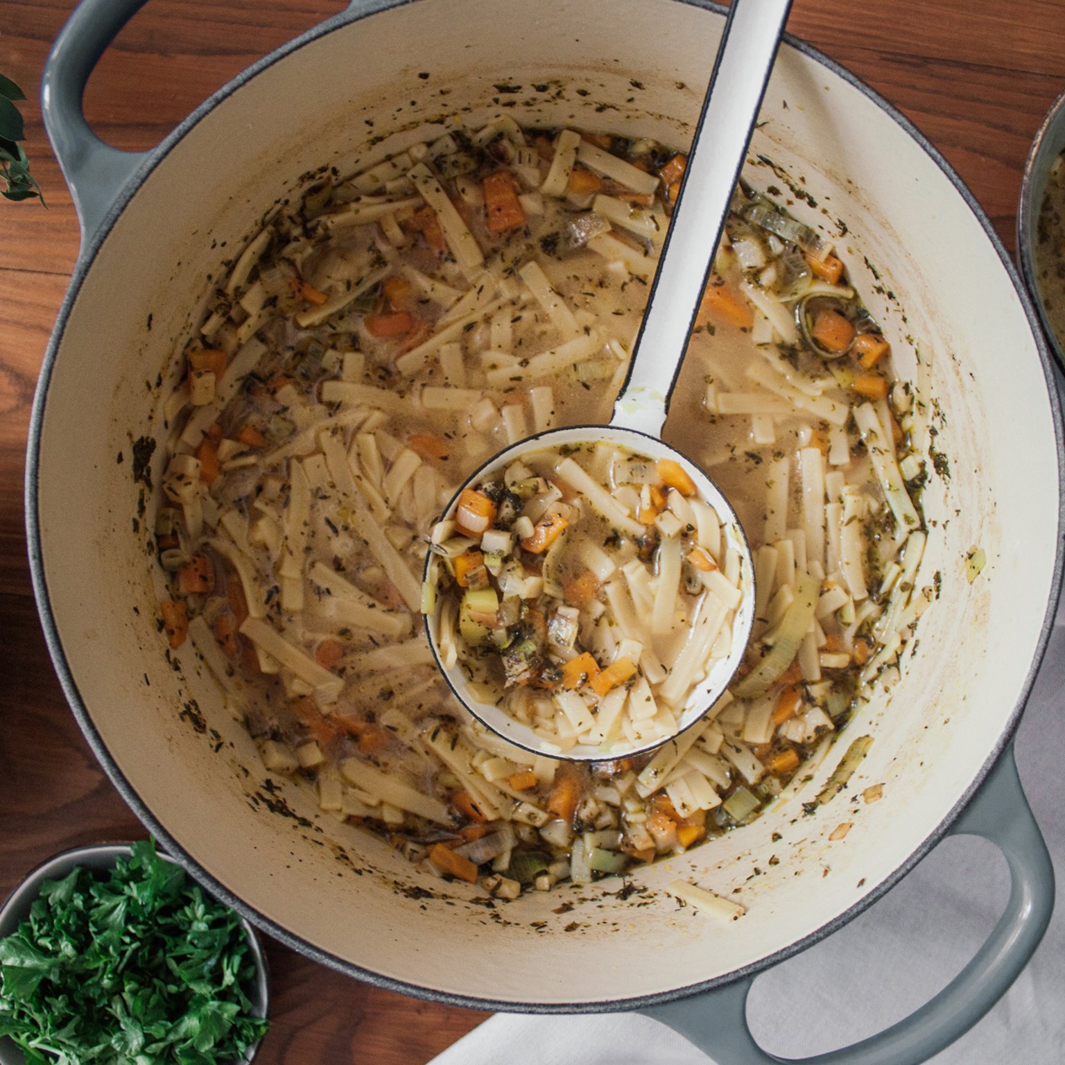 Vegane Nudelsuppe mit Gemüse