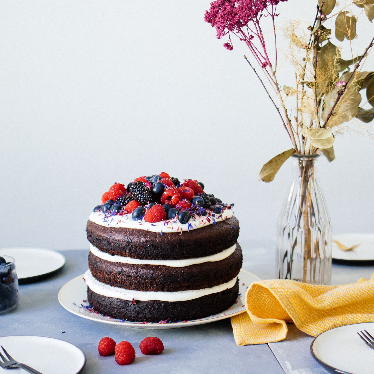 Einfache, vegane Schokoladentorte mit Beeren