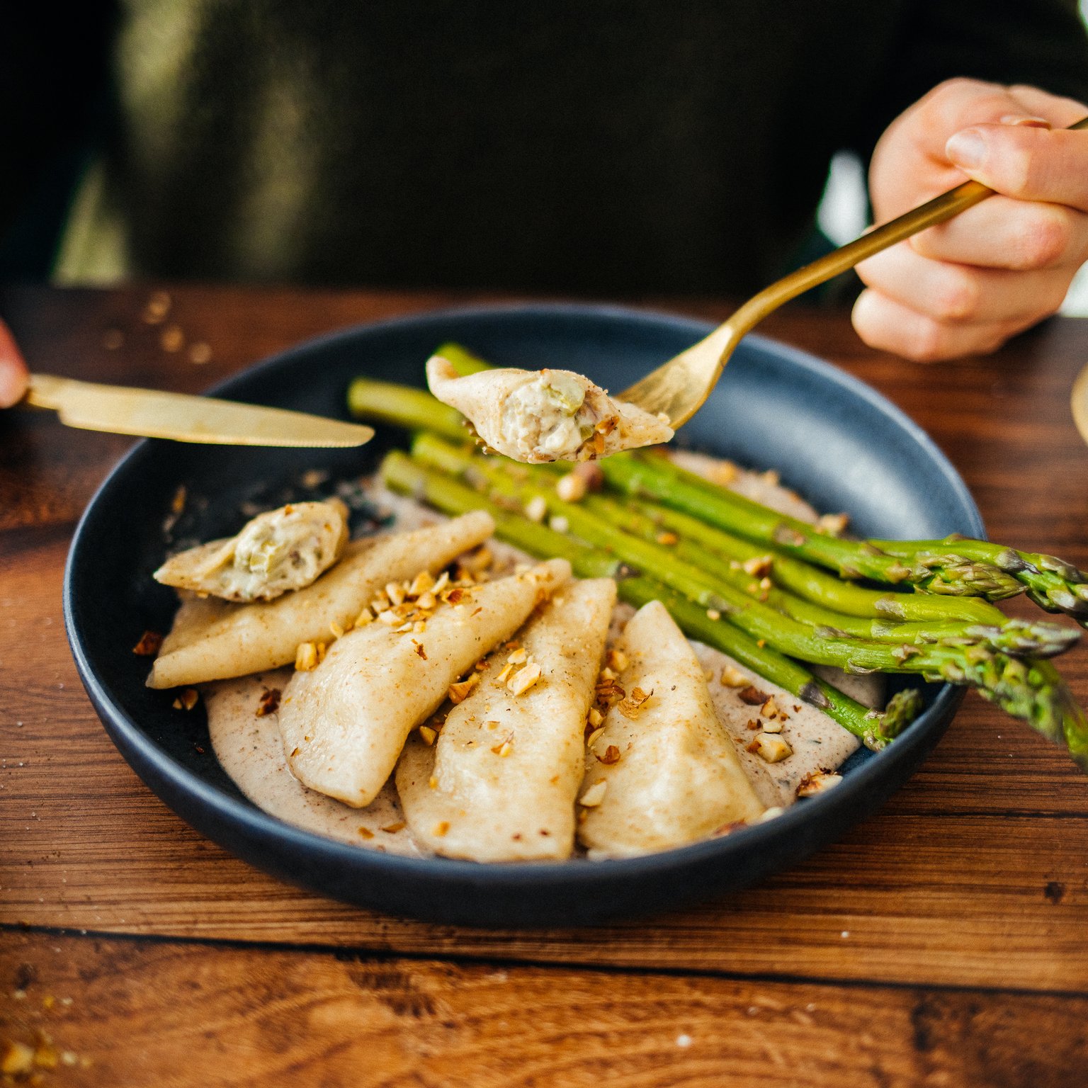 Vegane Mezzelune mit Spargelfüllung und Zitronen-Haselnuss-Soße