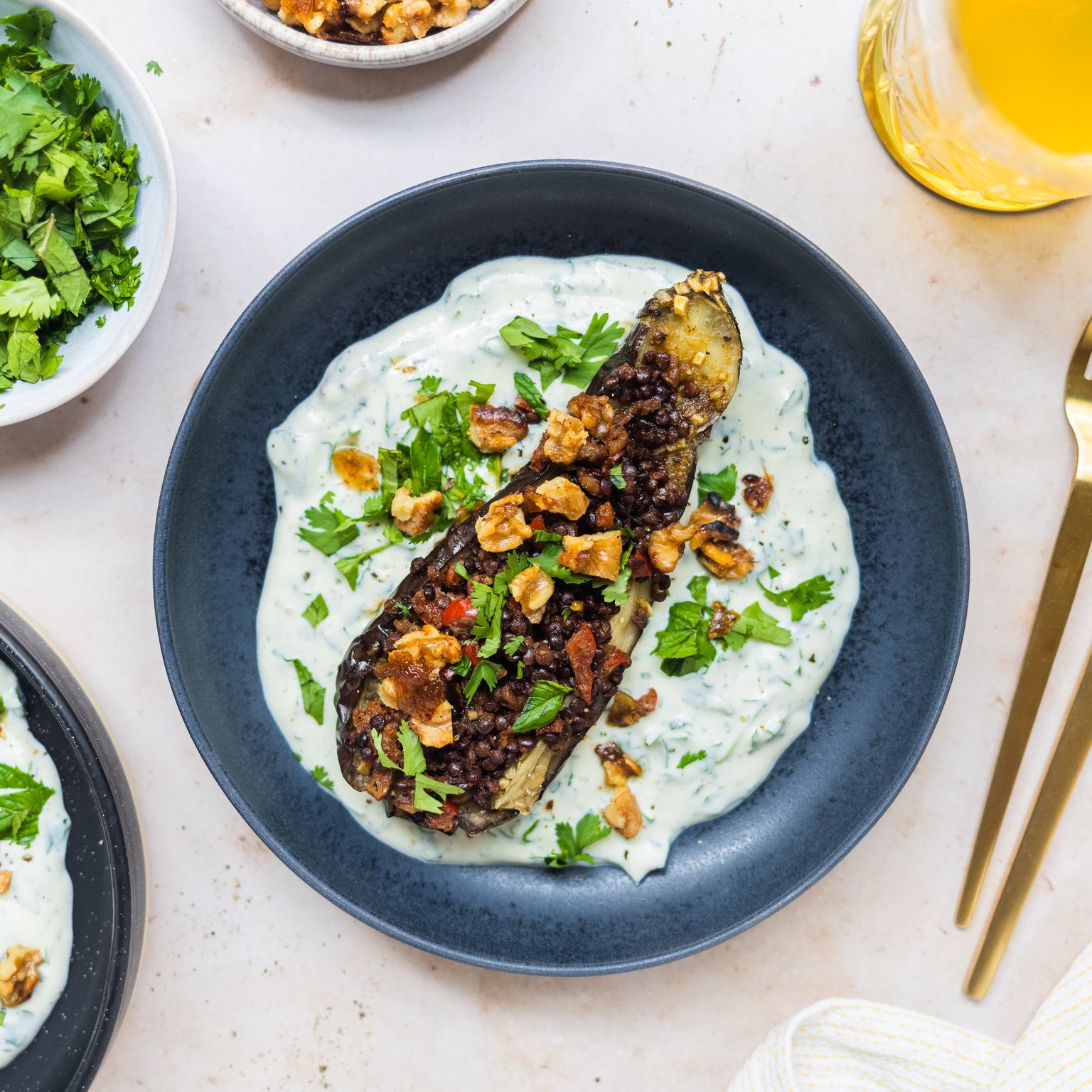 Gefüllte Aubergine mit veganem Linsen-Walnuss-Hack