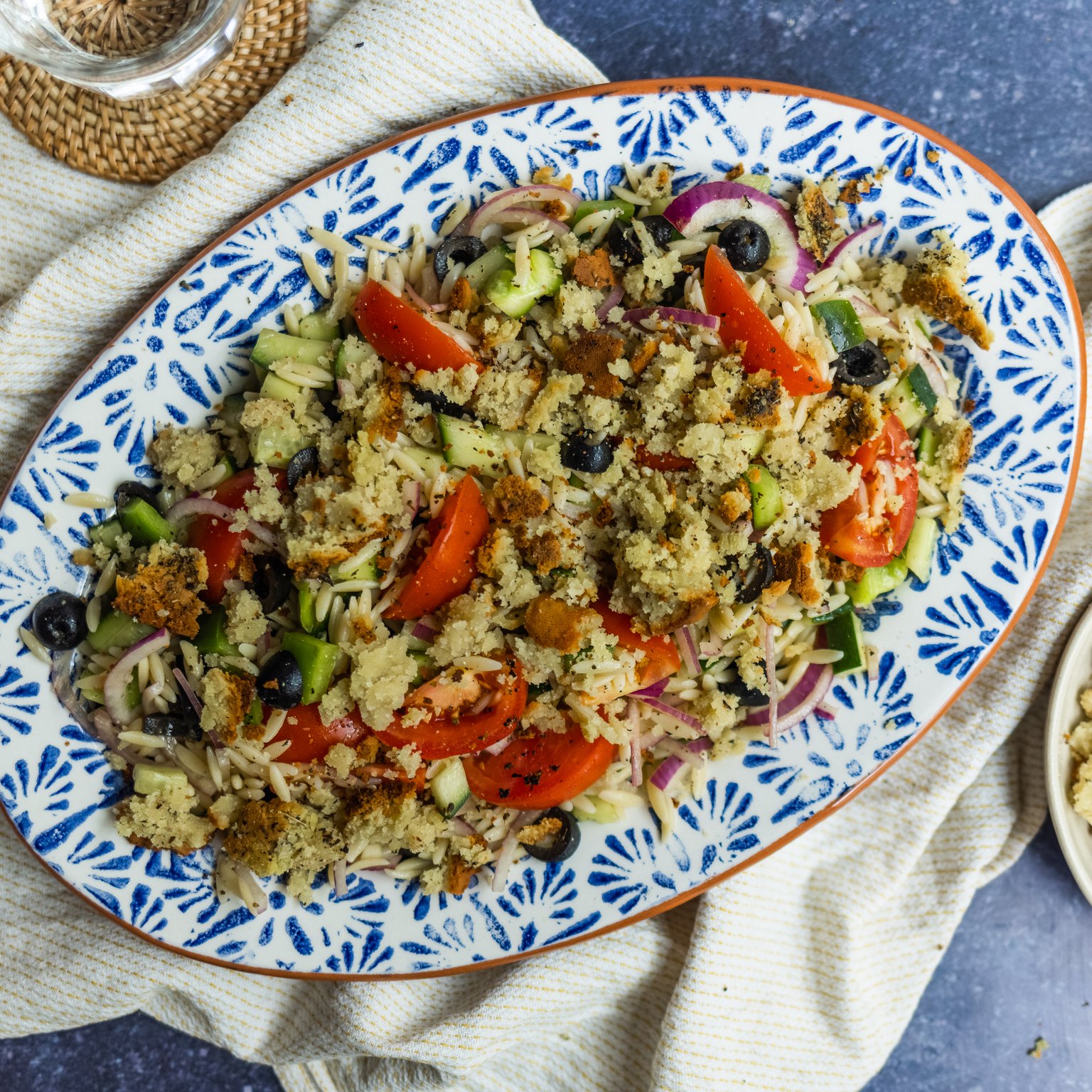 Veganer Griechischer Salat mit Feta aus Nüssen