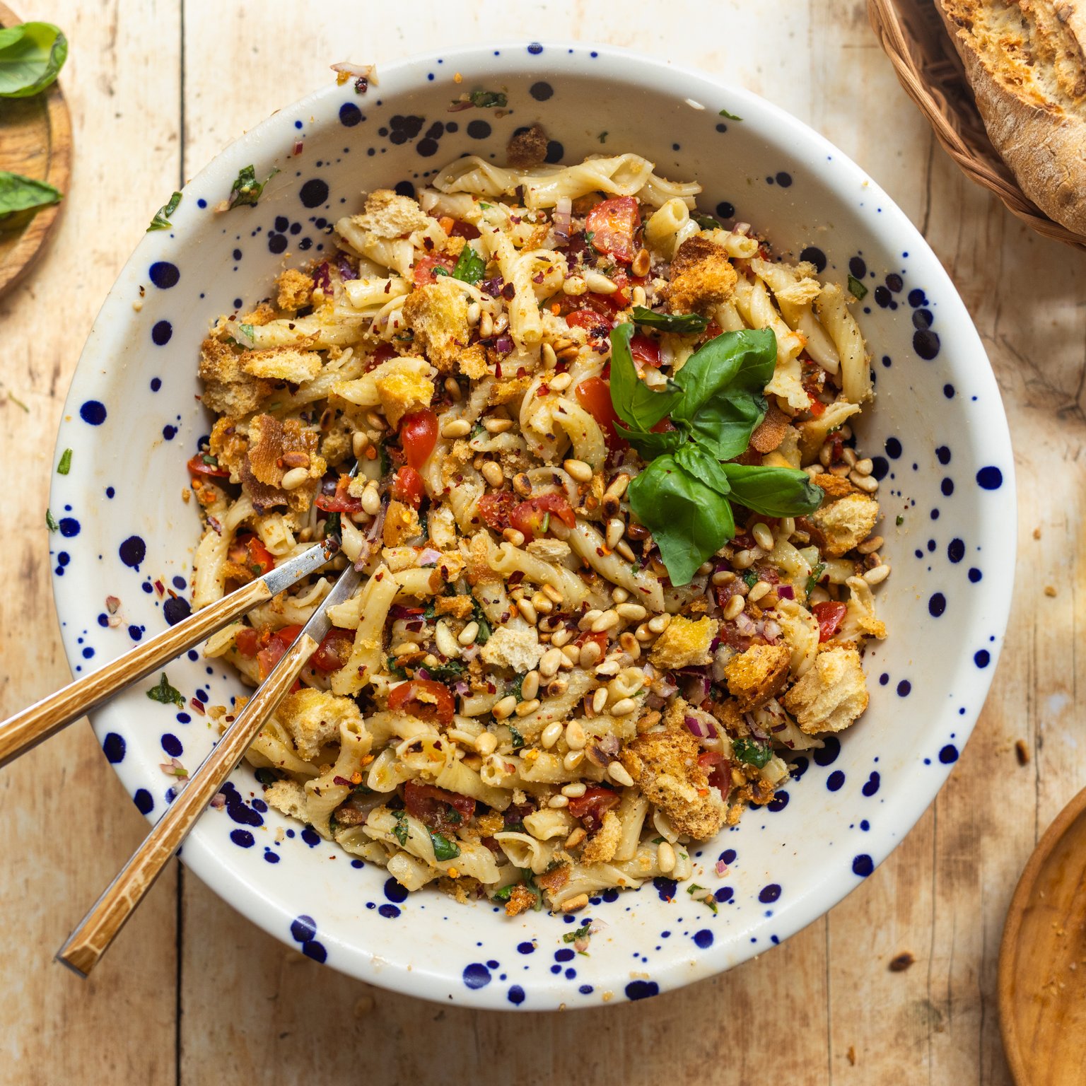 Bruschetta-Nudelsalat mit knusprigen Croûtons