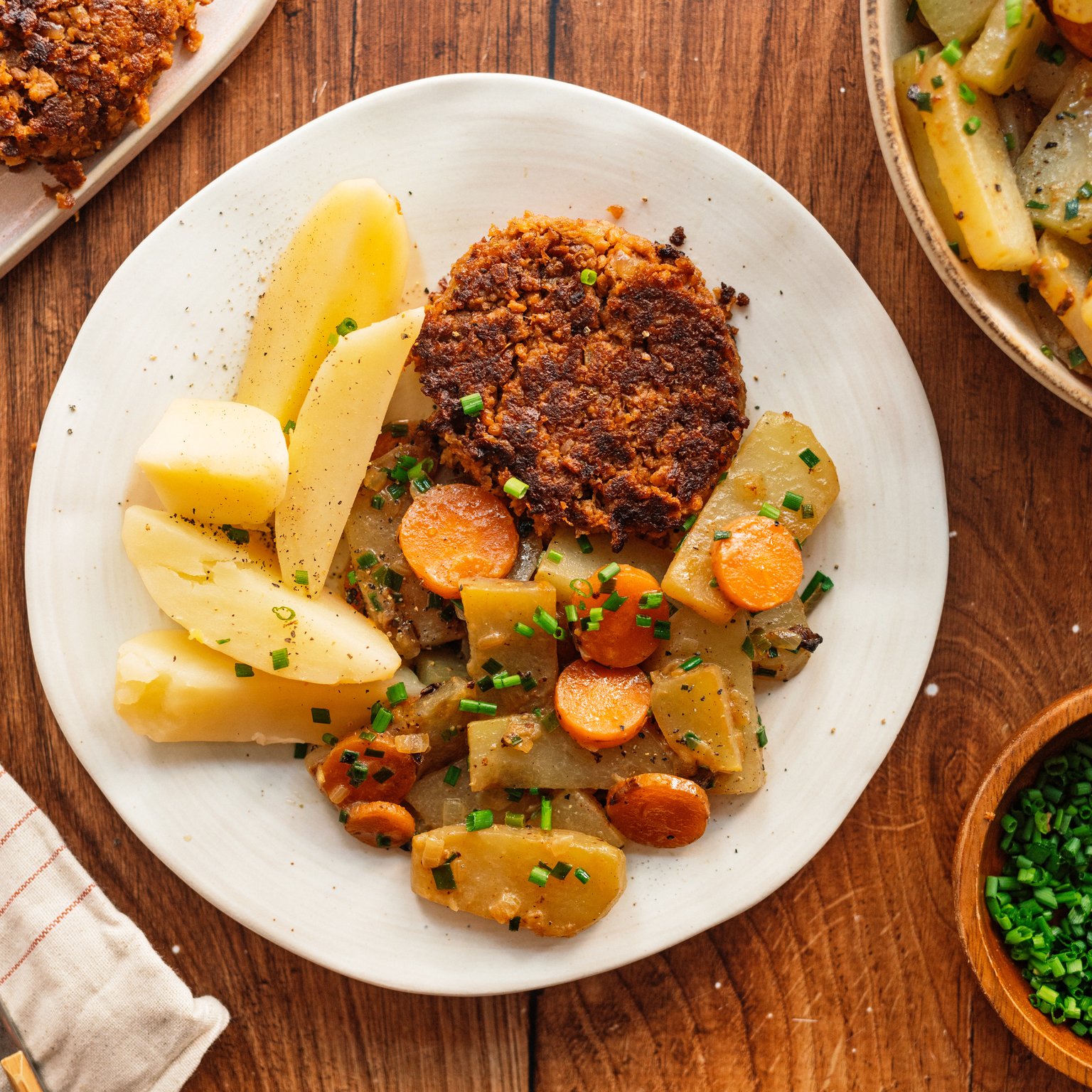 Vegane Frikadellen mit Kartoffeln und Kohlrabi-Möhren-Gemüse wie bei Oma