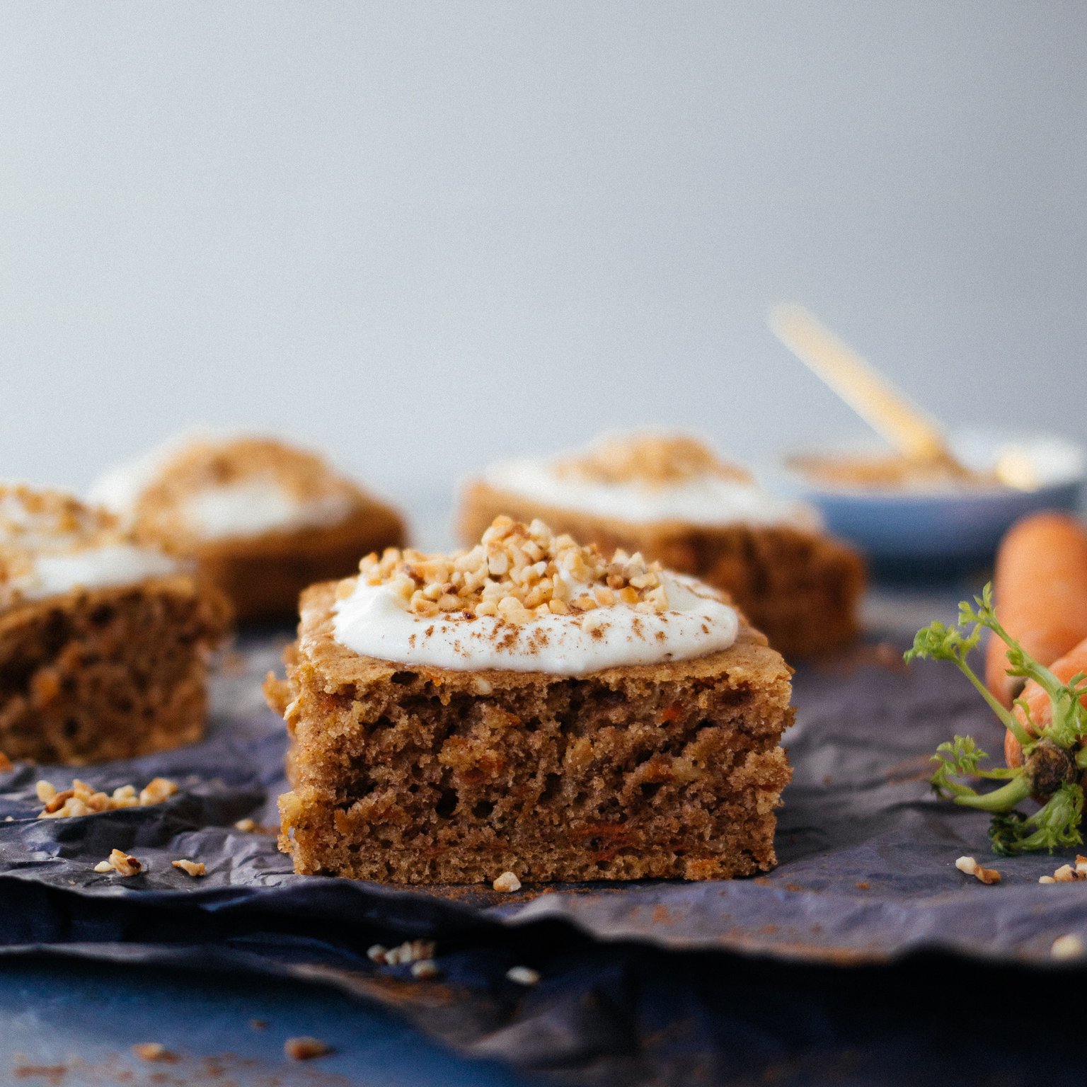 Veganer, fluffiger Karottenkuchen mit Frischkäsetopping