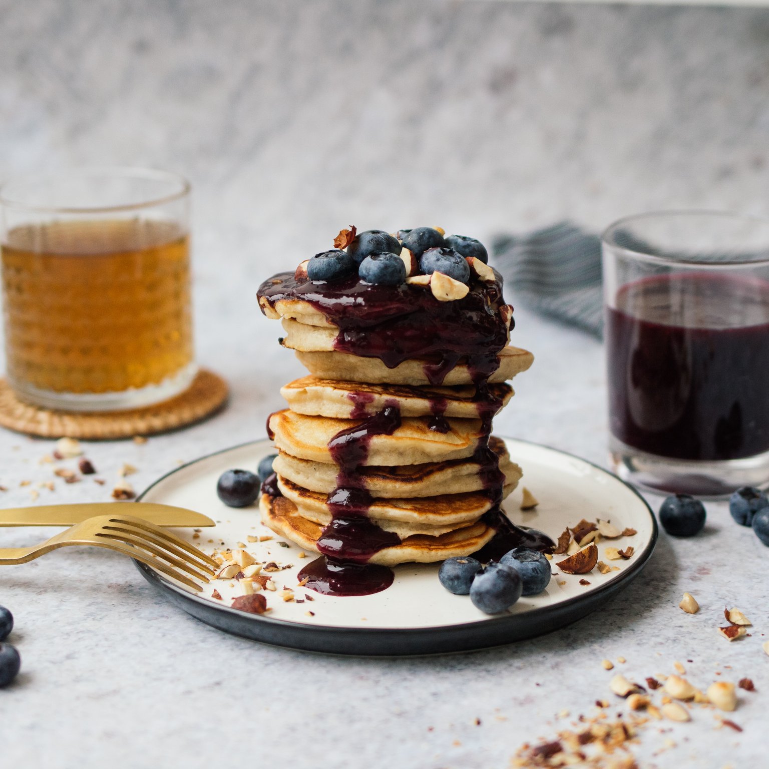 Vegane Bananen-Pancakes mit Blaubeersoße