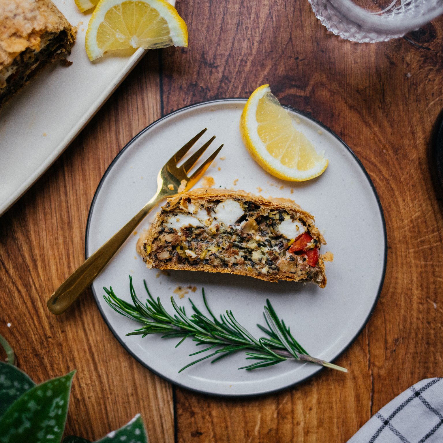 Veganer Blätterteigstrudel mit Gemüse-Hack-Füllung