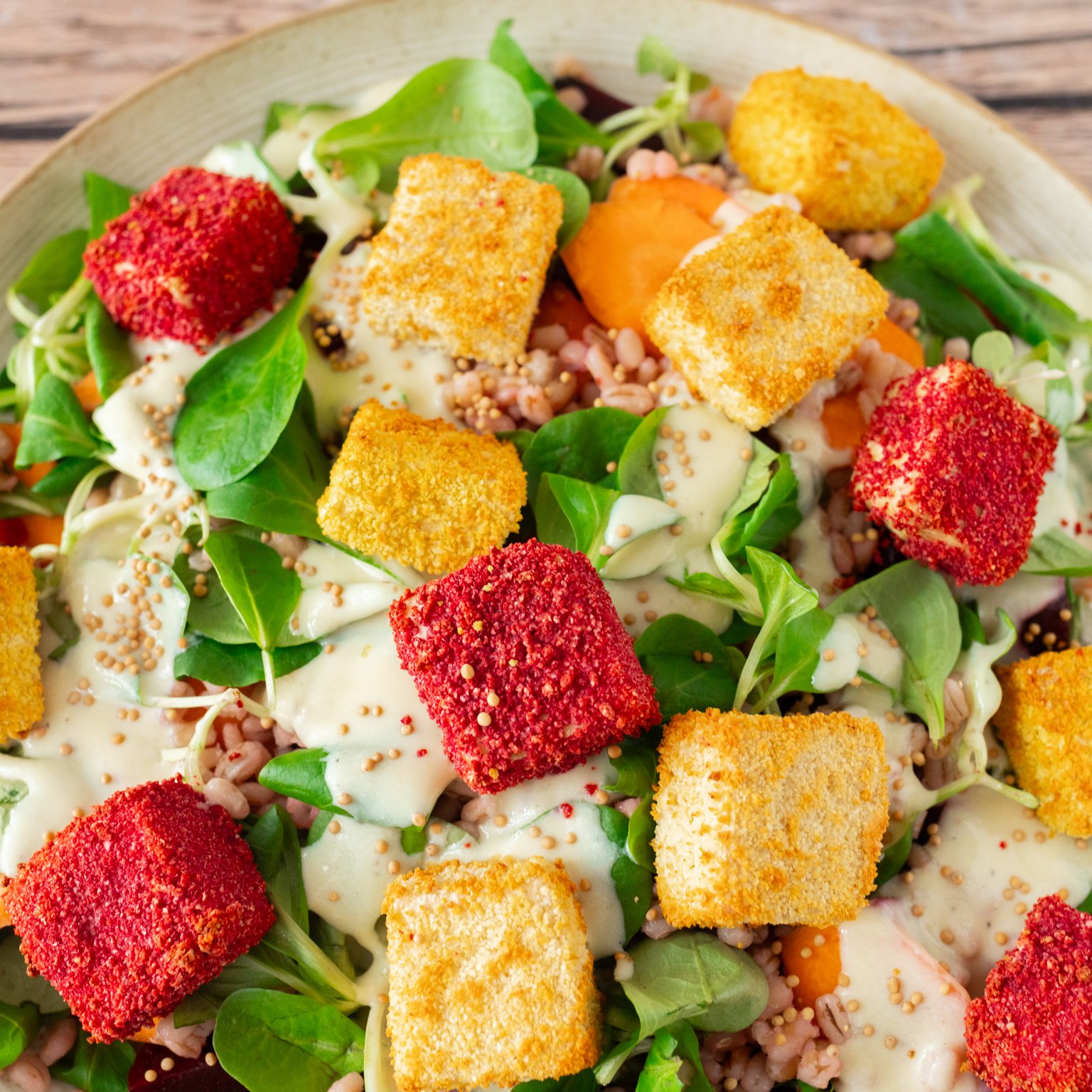 Panierter, knuspriger Tofu mit Gerstensalat