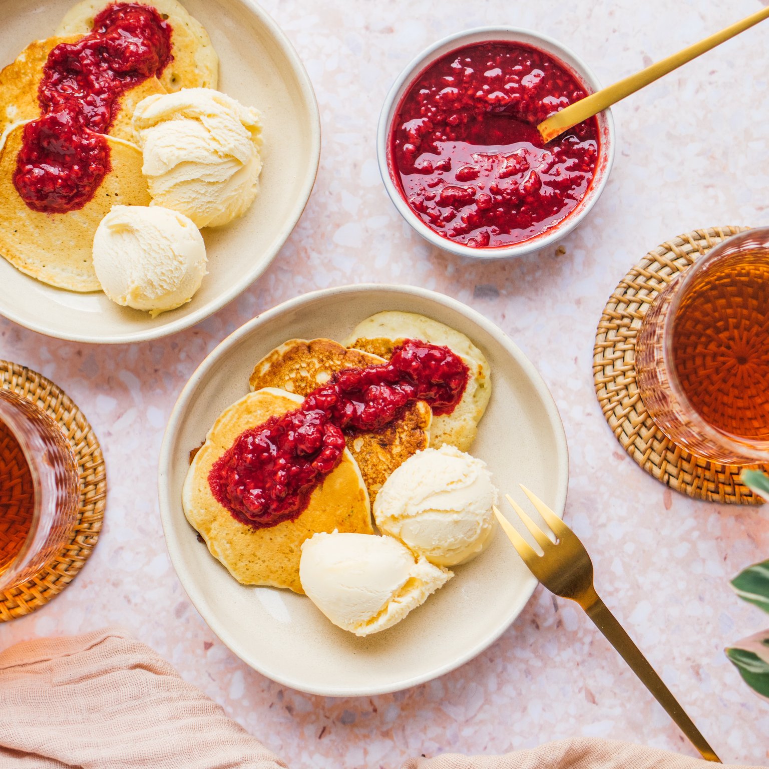 Vegane Pancakes mit Vanilleeis & heißen Beeren