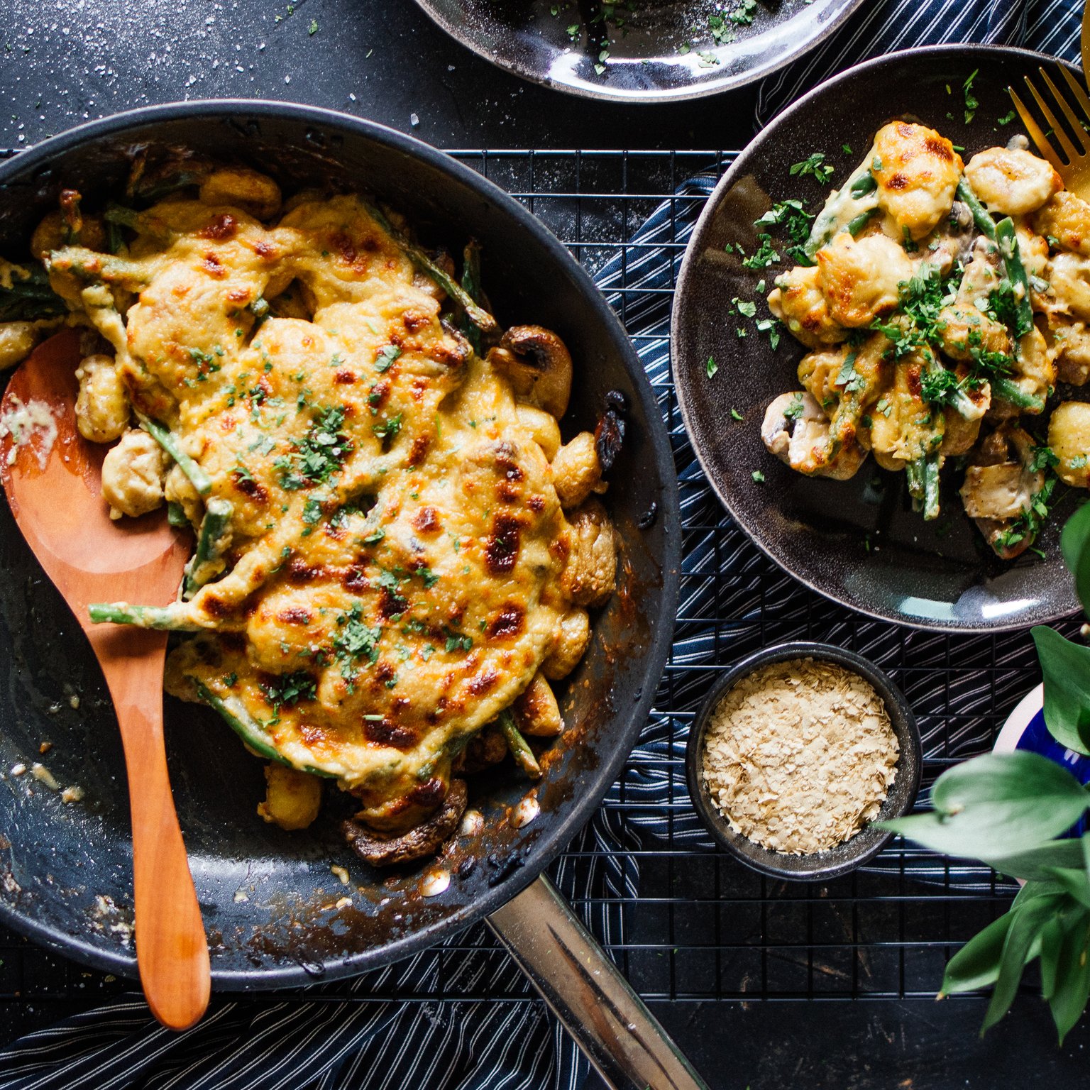 Cremige Gnocchi mit Hefeschmelz, Bohnen & Pilzen