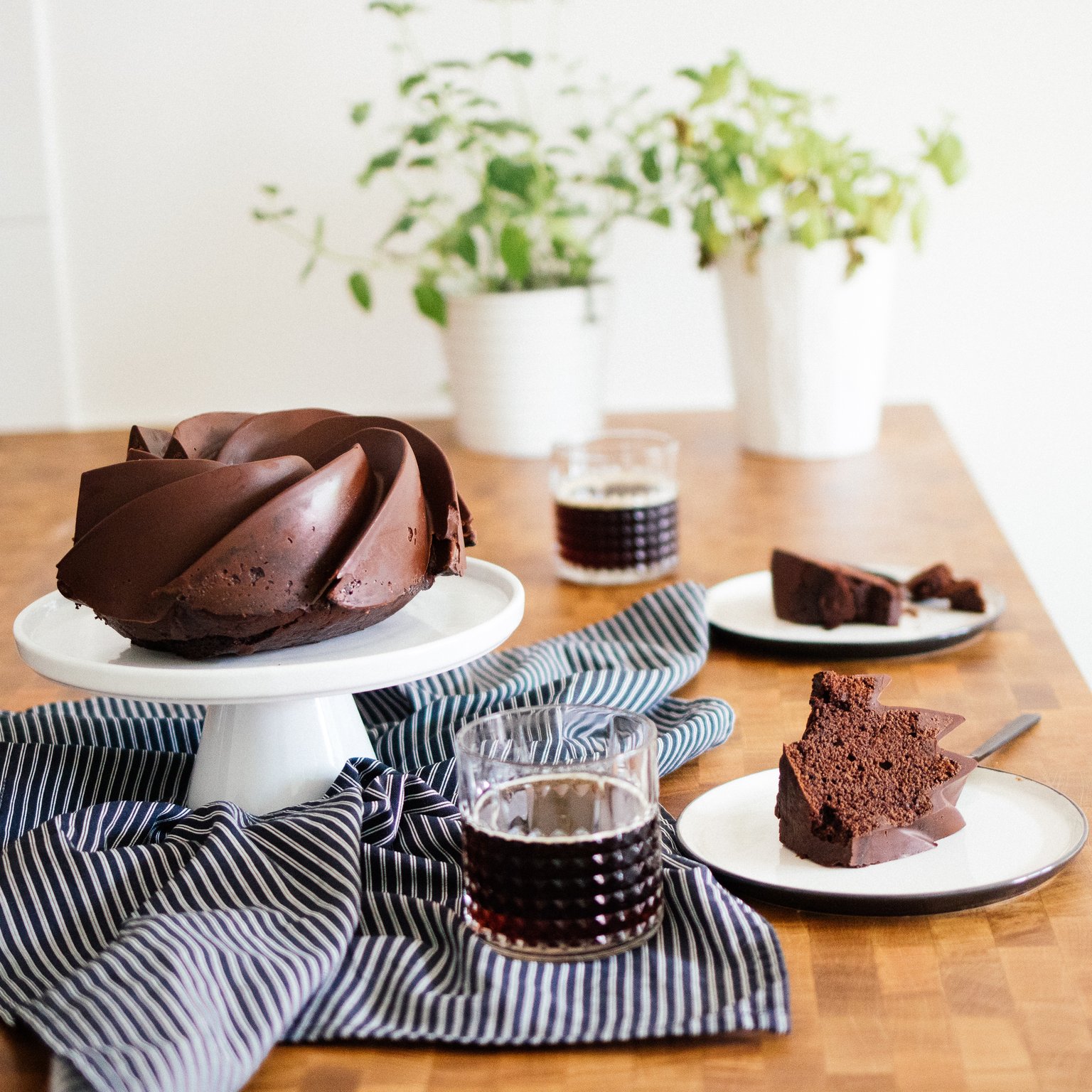 Simpler, veganer Schokoladen-Gugelhupf mit Kola