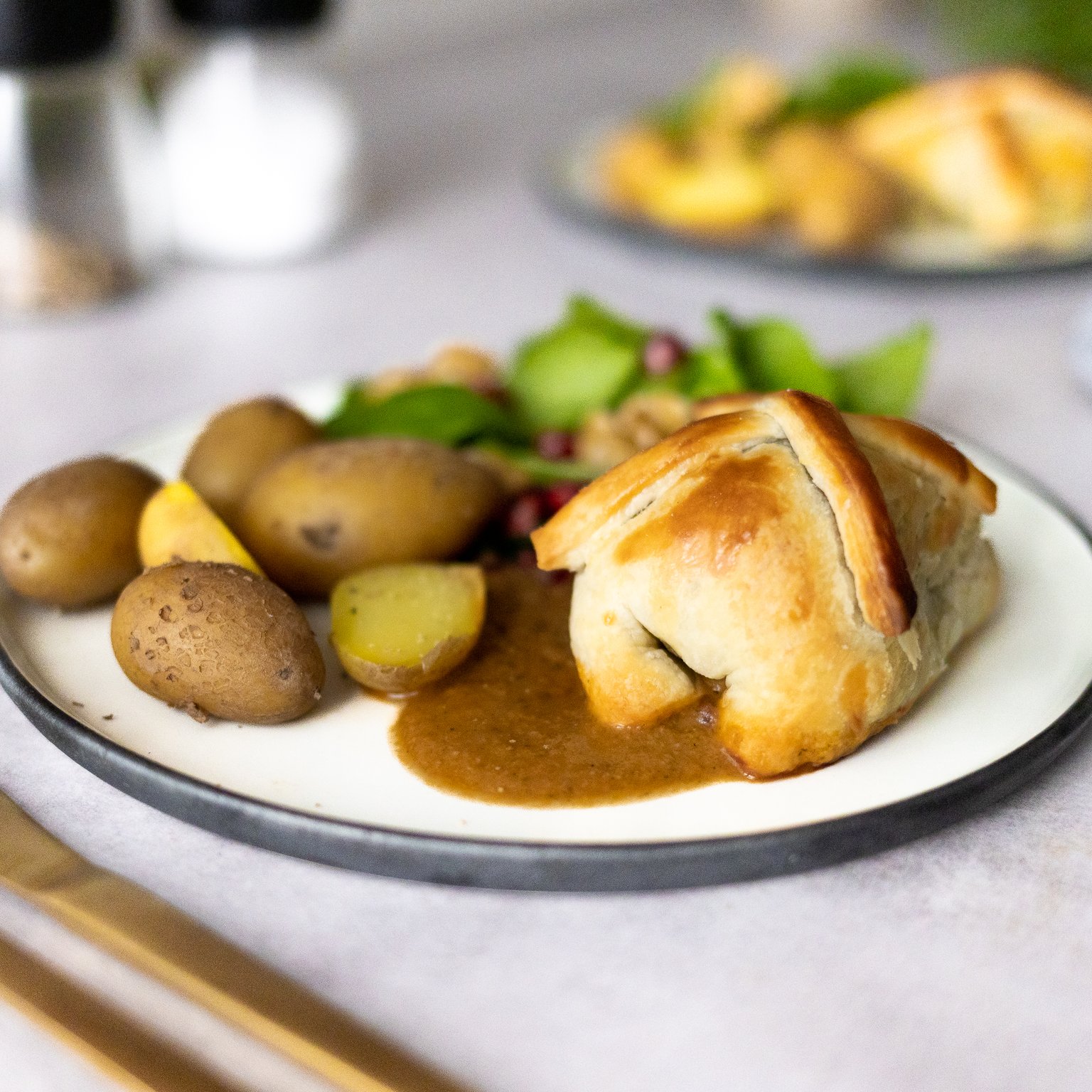 Mini Beet Wellington mit veganer Bratensoße