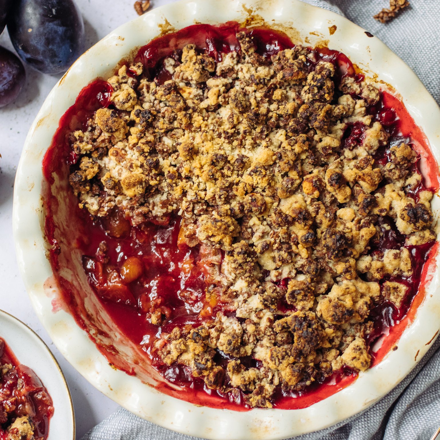Veganer Schokoladencrumble mit Zwetschgen