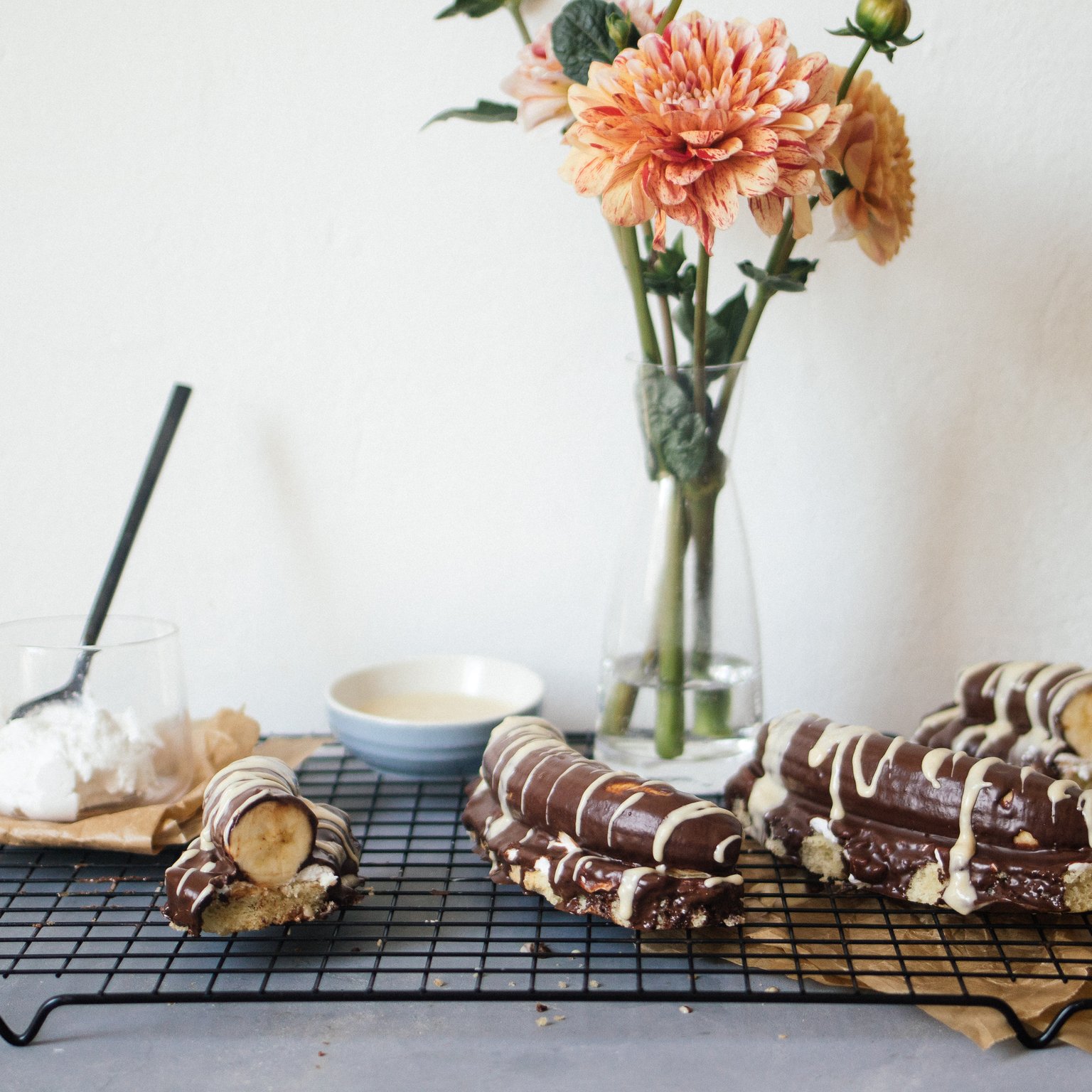 Vegane Schokobanane auf Sahne & Biskuitteig