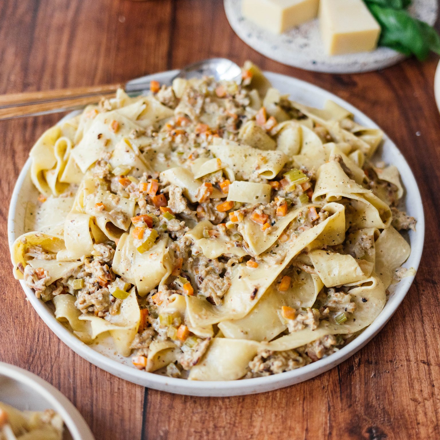 Pasta mit veganer weißer „Bolognese”