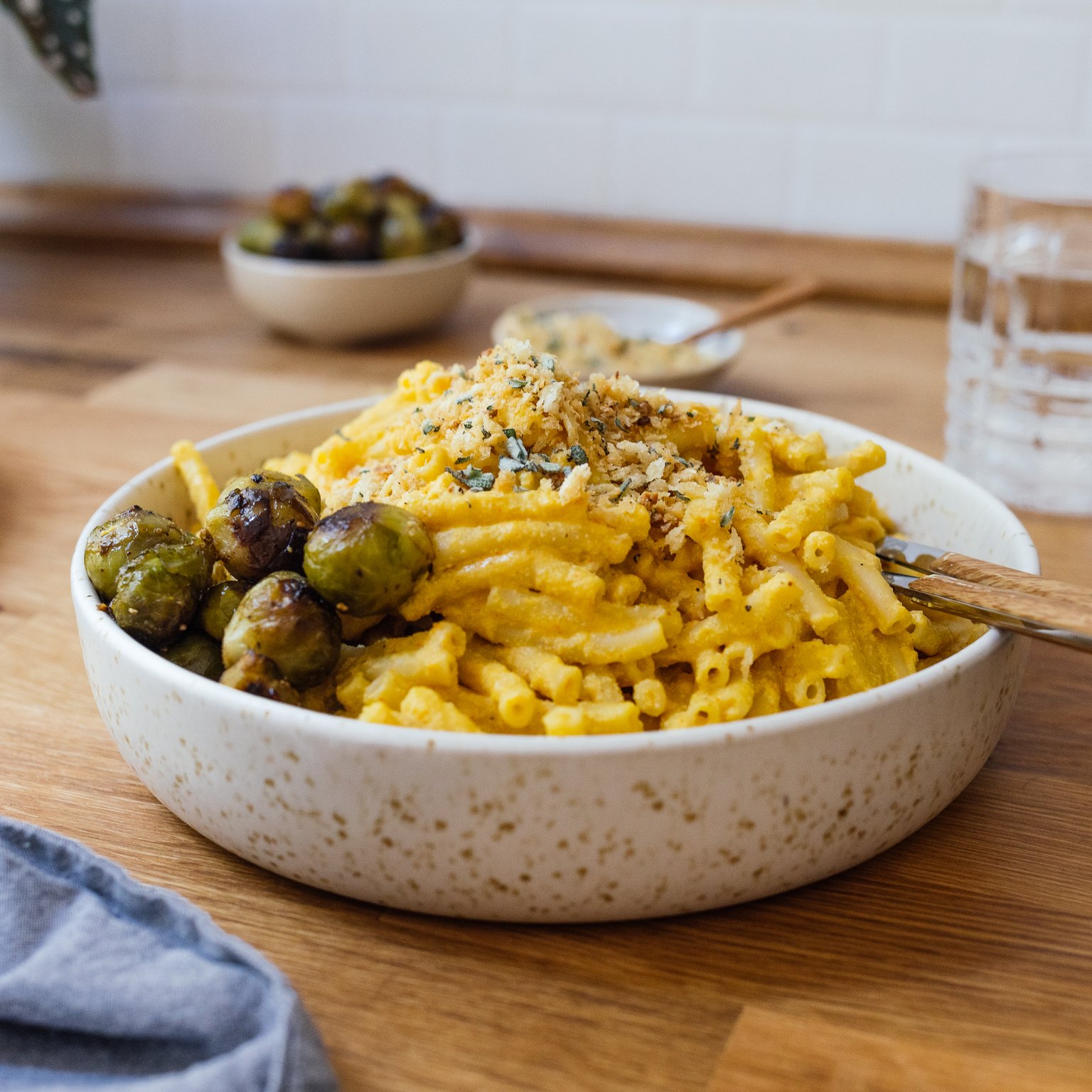 Vegane Kürbis-Mac'n'Cheese mit gebackenem Rosenkohl