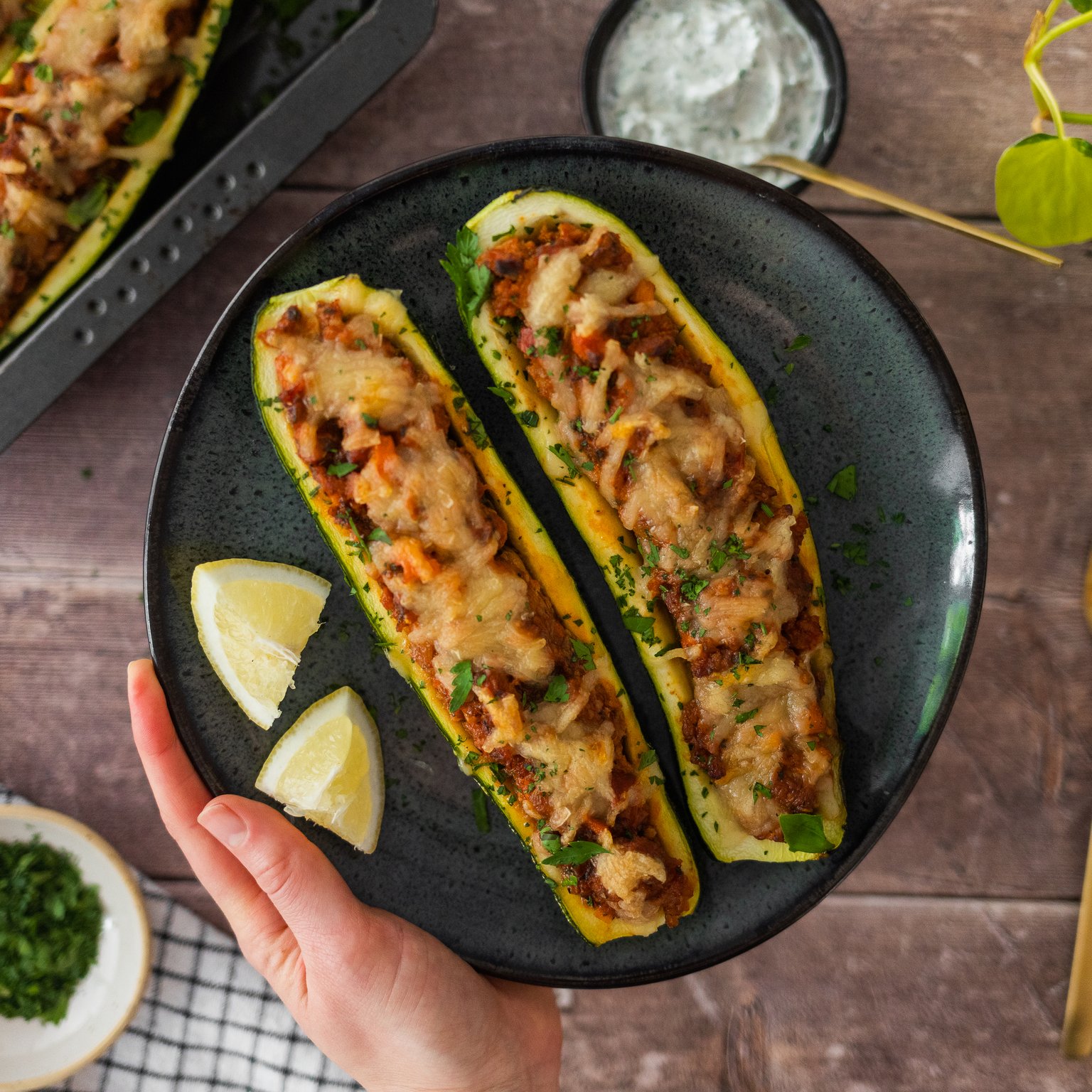 Gefüllte Zucchini mit veganem Hackfleisch