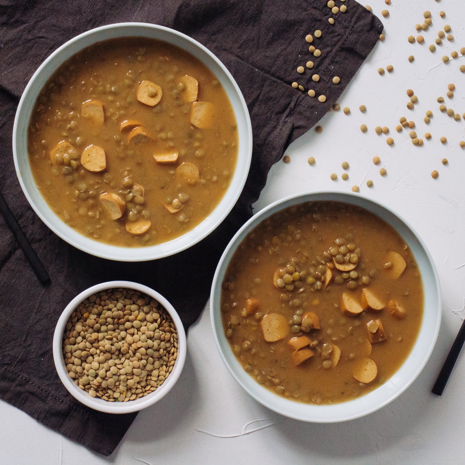 Gebrannte Linsensuppe mit Wienern