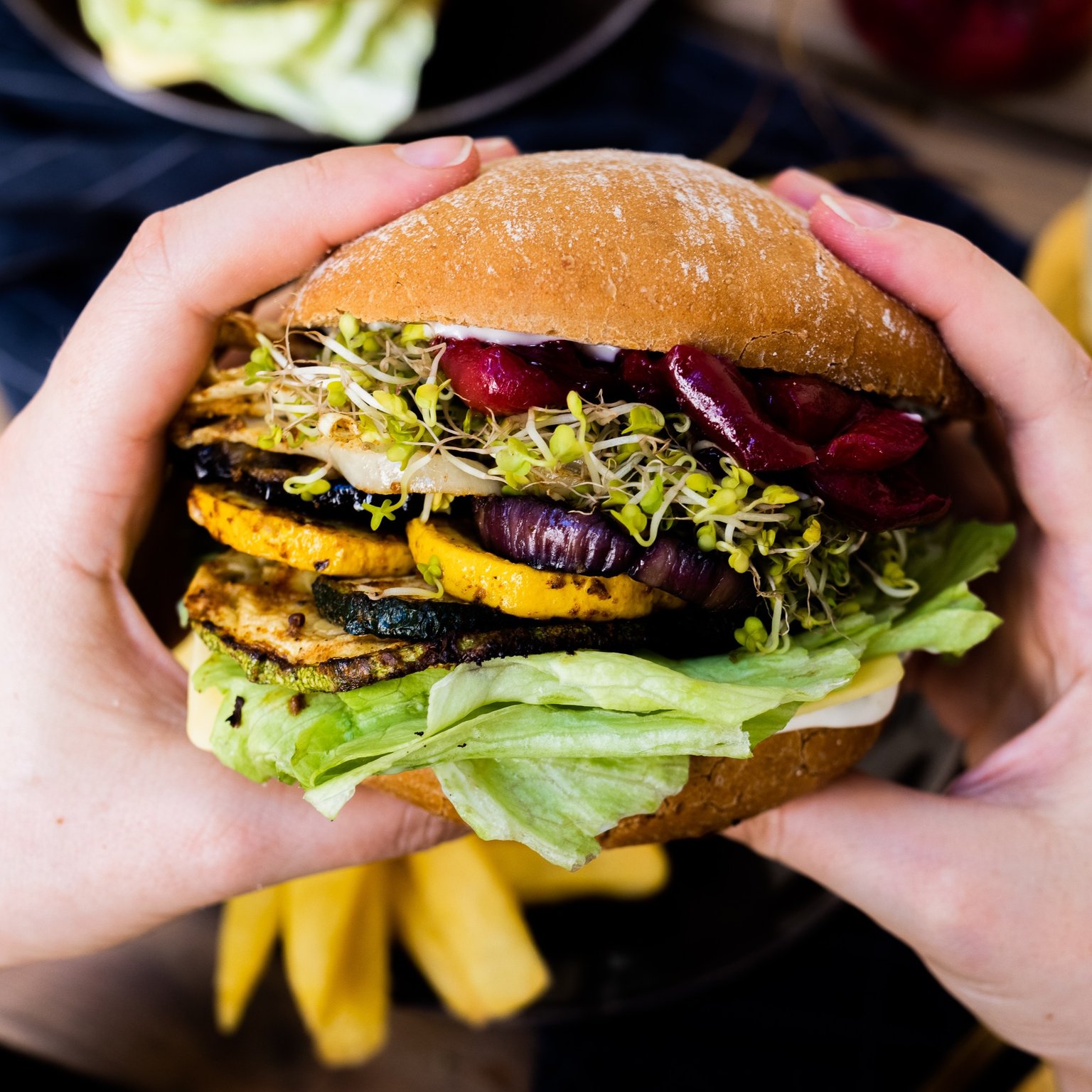 Veganer Grillgemüseburger mit eingekochten Kirschen