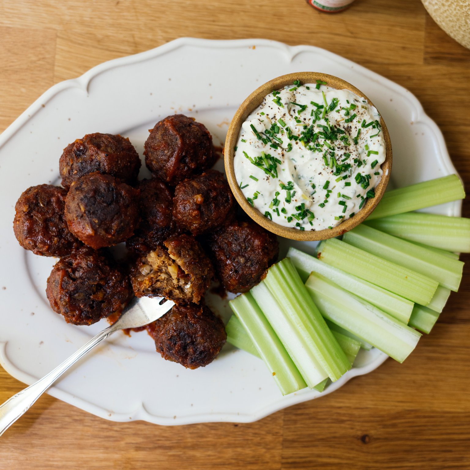 Vegane Buffalo Meatballs mit Schnittlauch-Dip