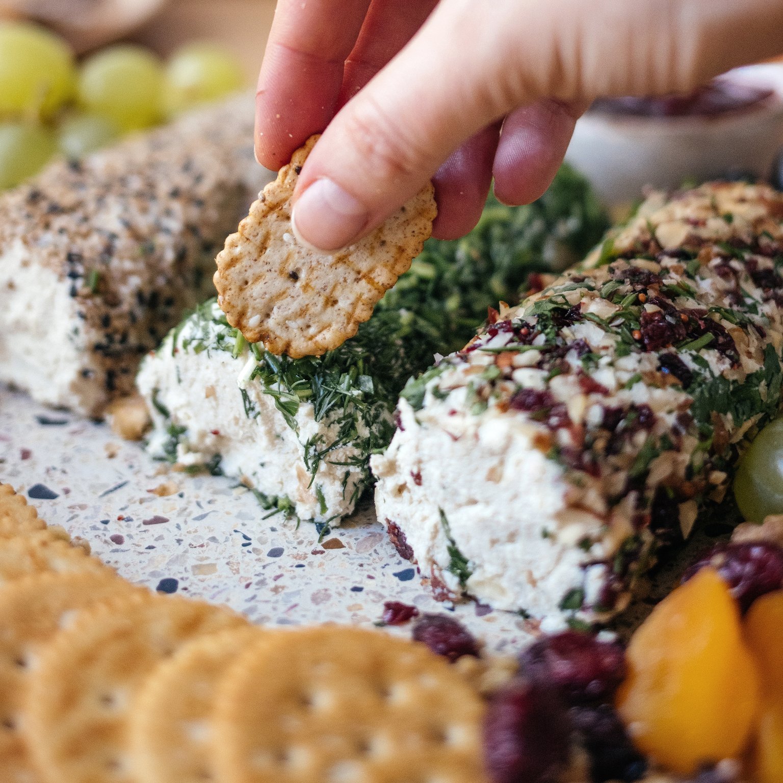 Selbstgemachte vegane Frischkäse-Rollen