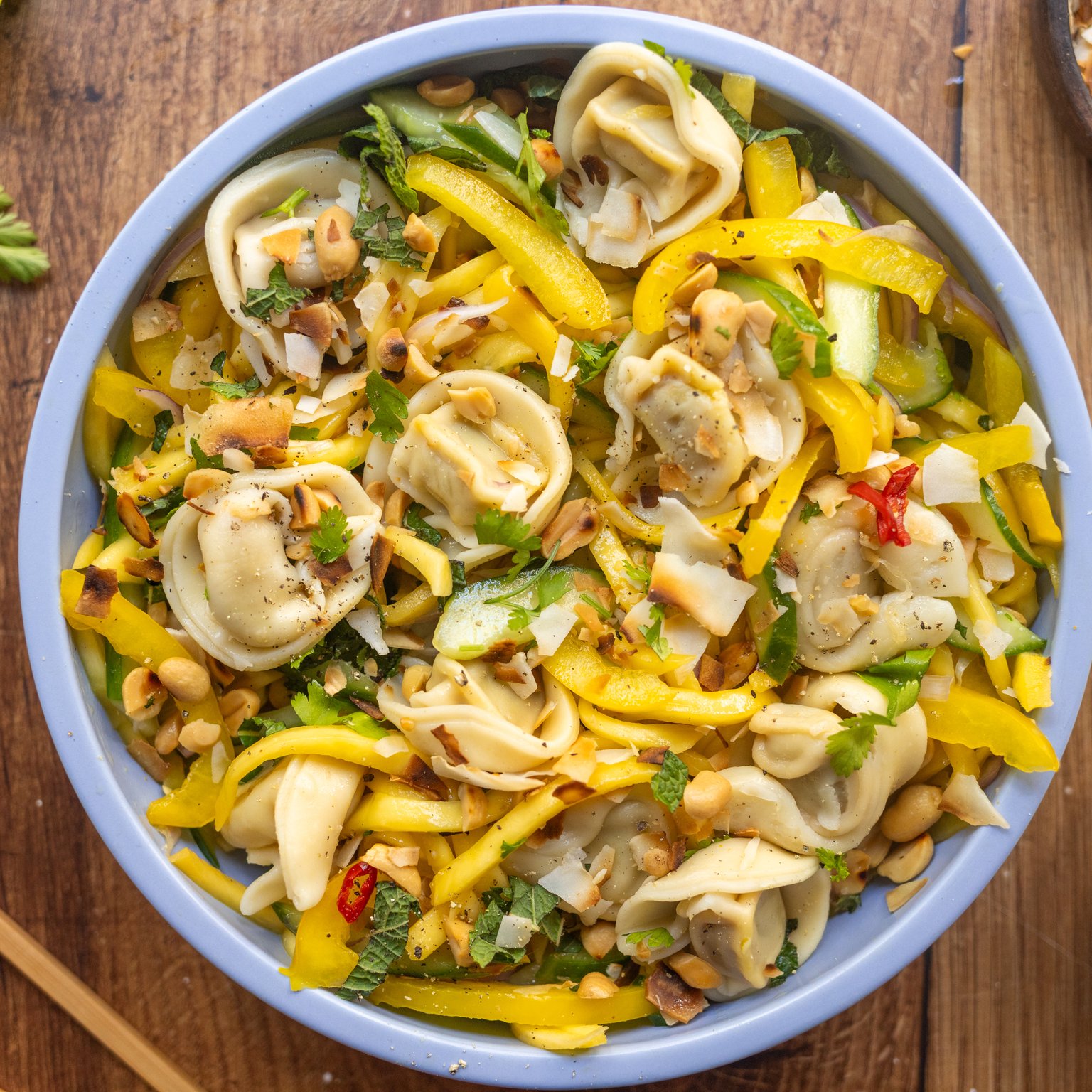 Sommerlicher Tortellini-Mango-Salat mit Limettendressing