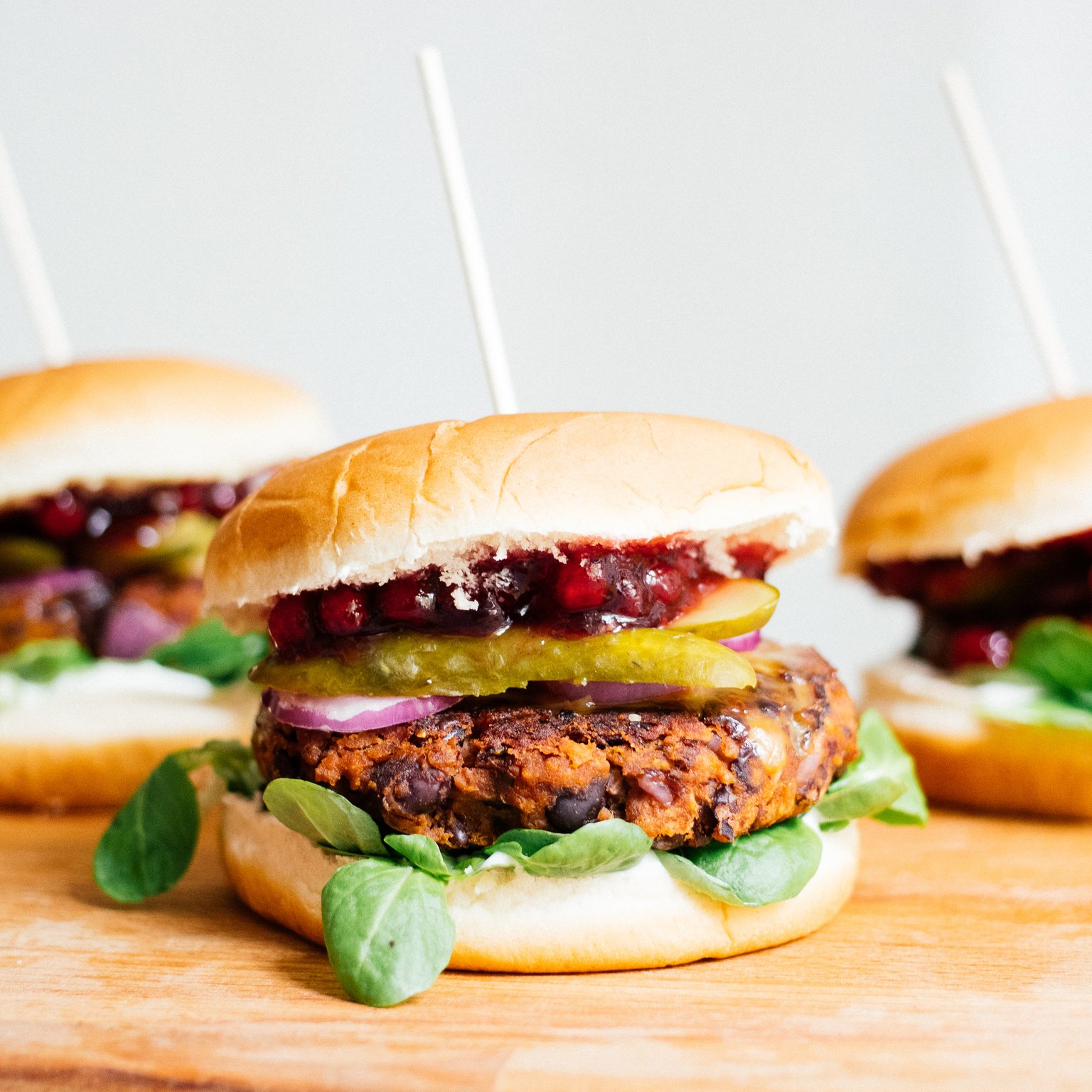 Veganer Burger mit Black-Bean-Patty & Preiselbeeren