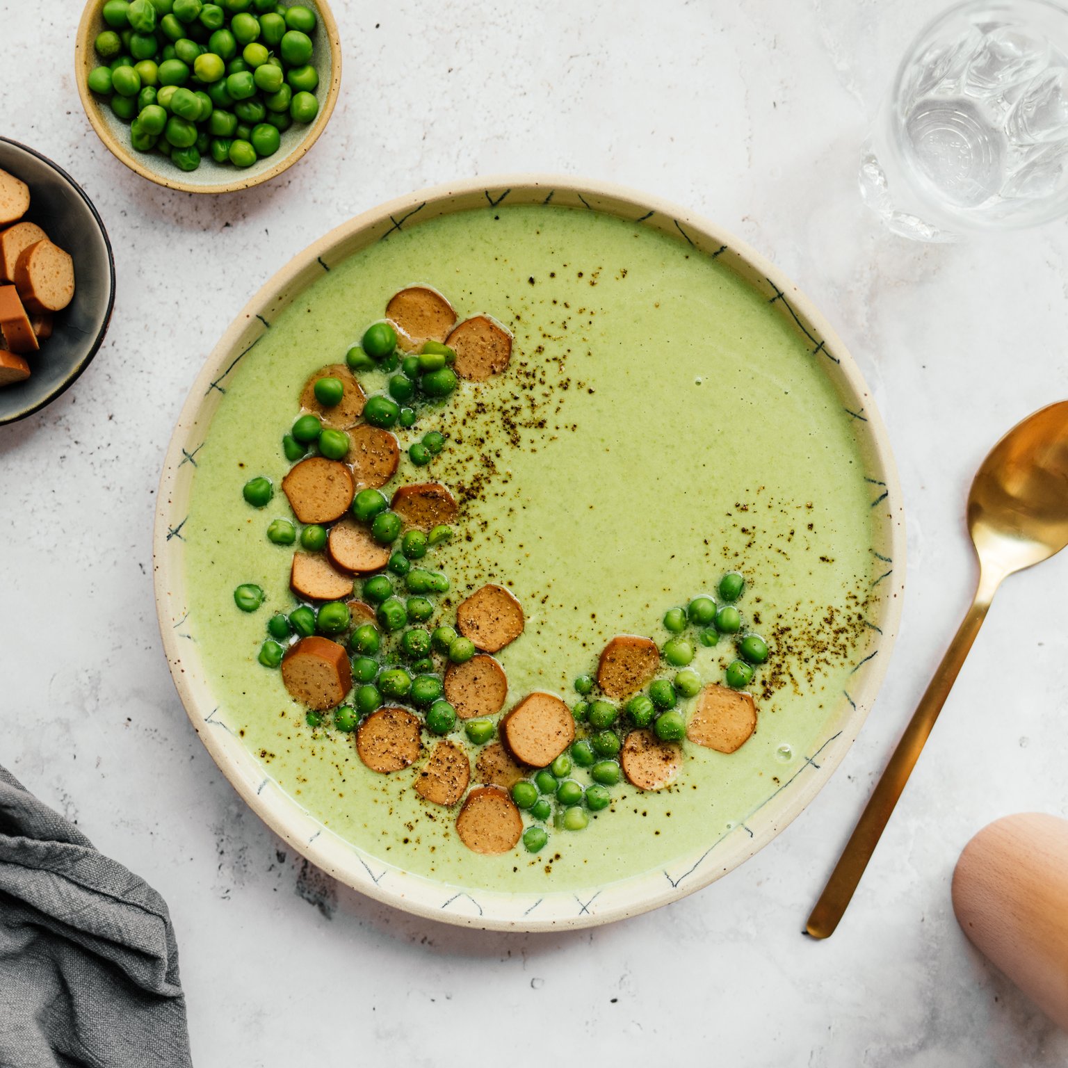 Erbsensuppe mit veganen Würstchen (mit 5 Zutaten)