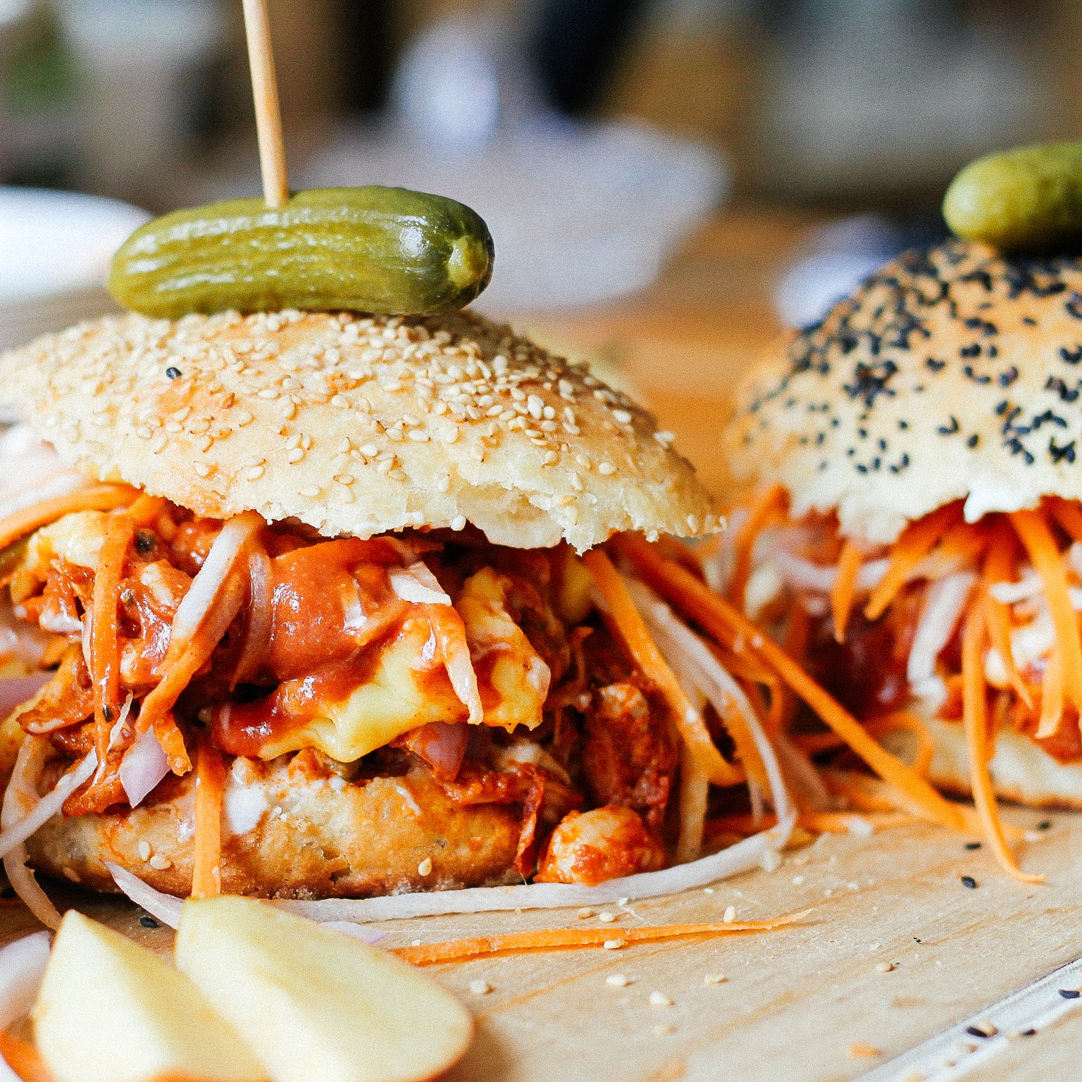 Veganer Pulled Jackfruit Burger mit selbstgemachten Buns