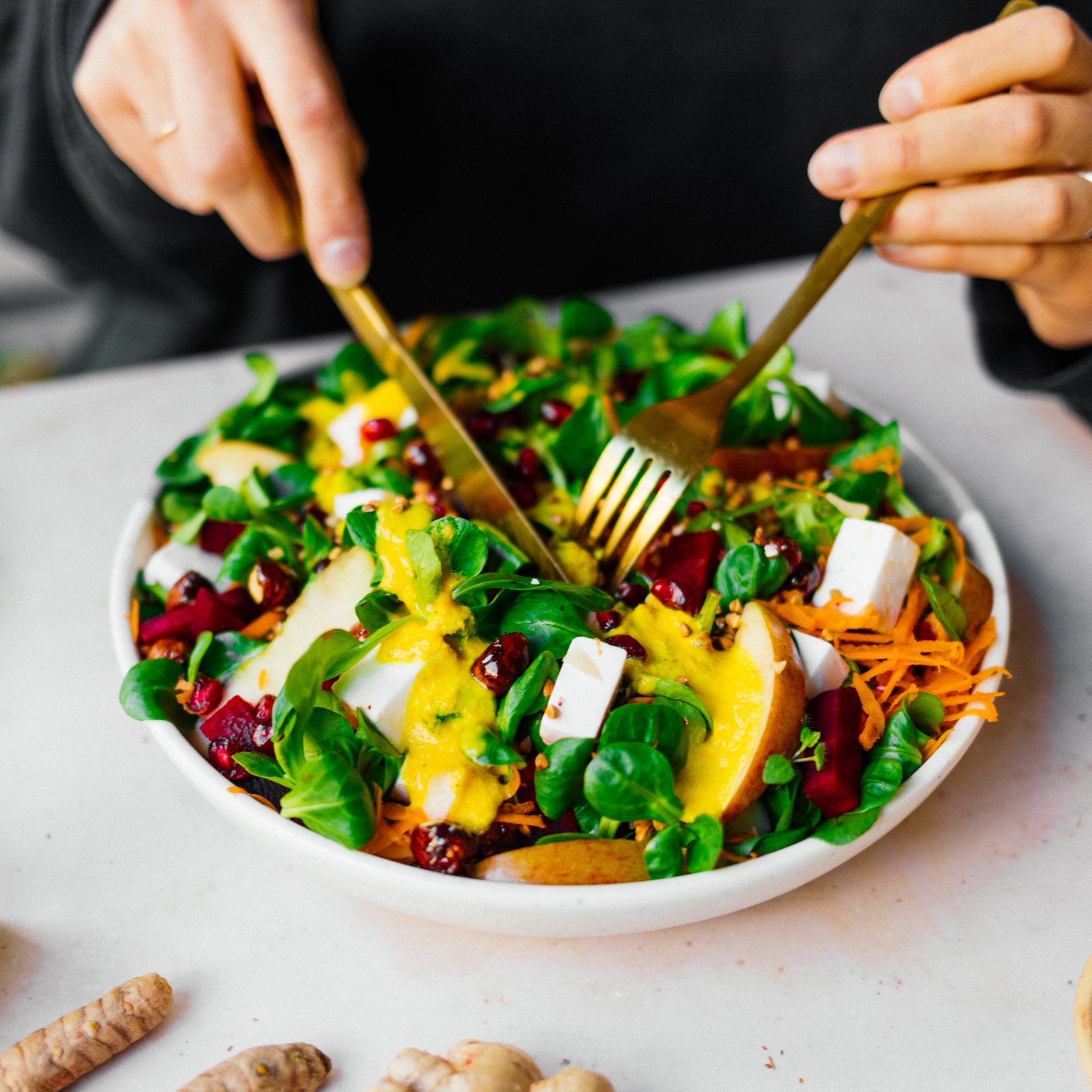 Vegane Winter Grain Bowl mit Ingwer-Kurkuma-Dressing
