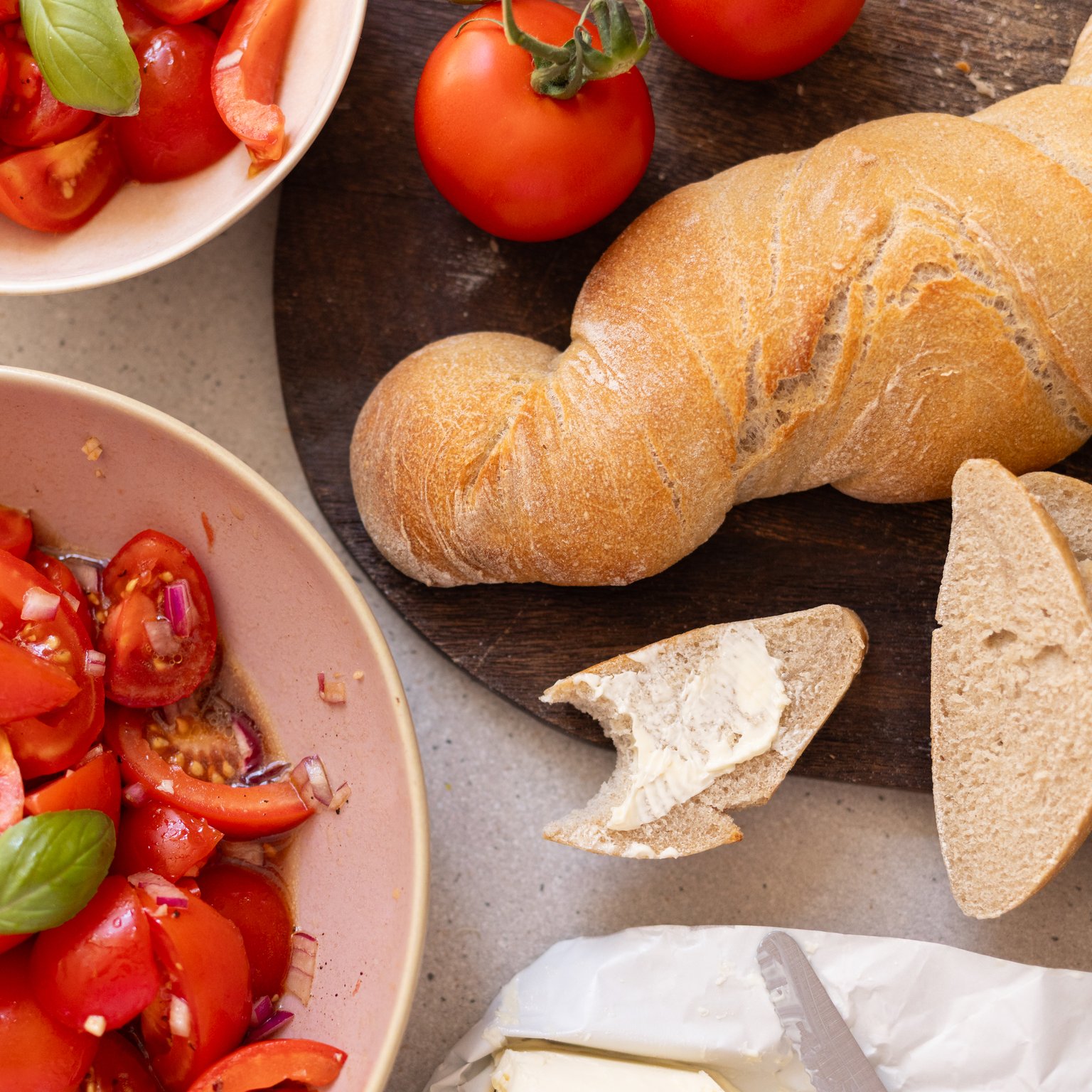 Wurzel-Baguette aus Sauerteig mit Tomatensalat