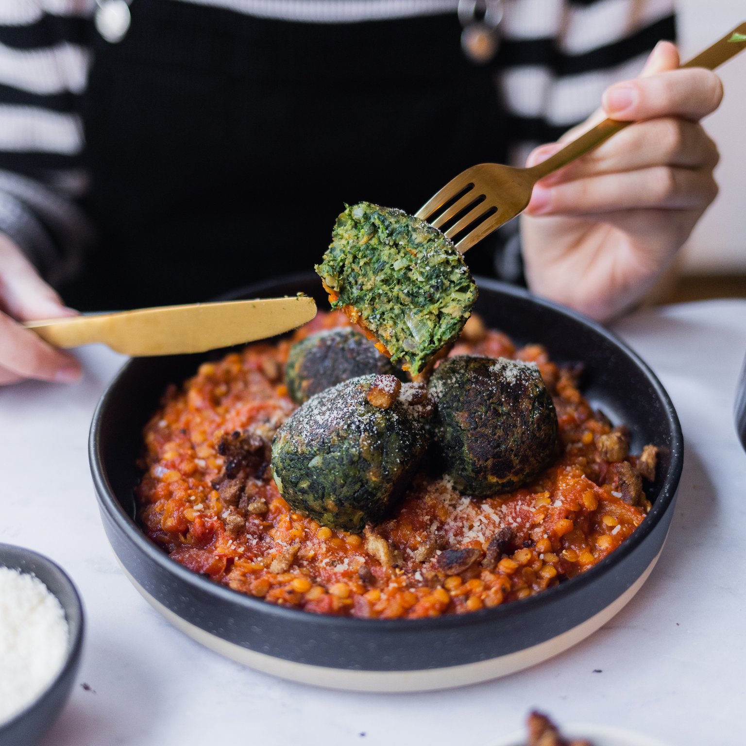 Vegane Spinatknödel mit Tomaten-Linsen-Soße