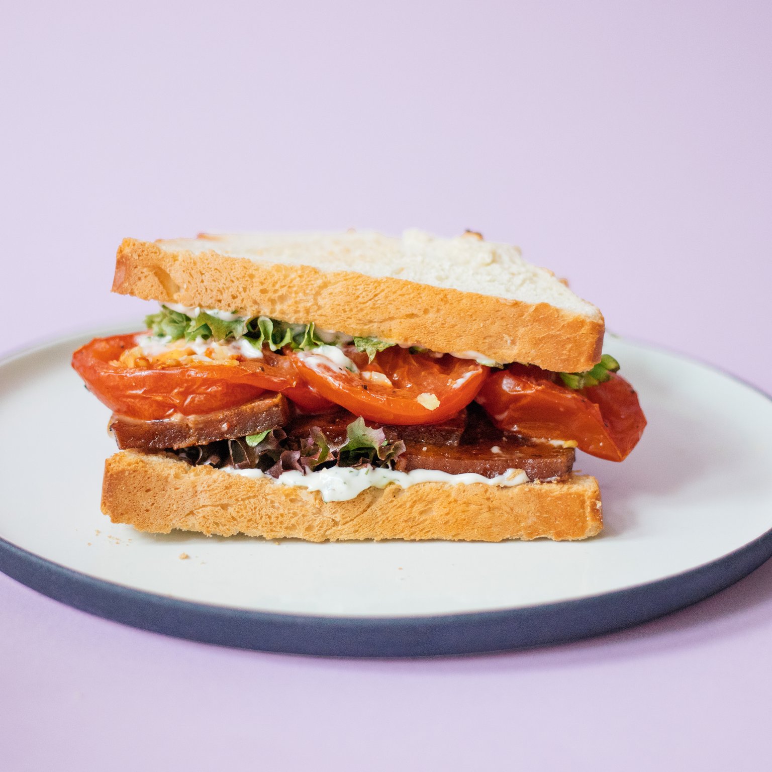 Veganes BLT Sandwich mit Ofentomaten und veganer Dill-Mayo