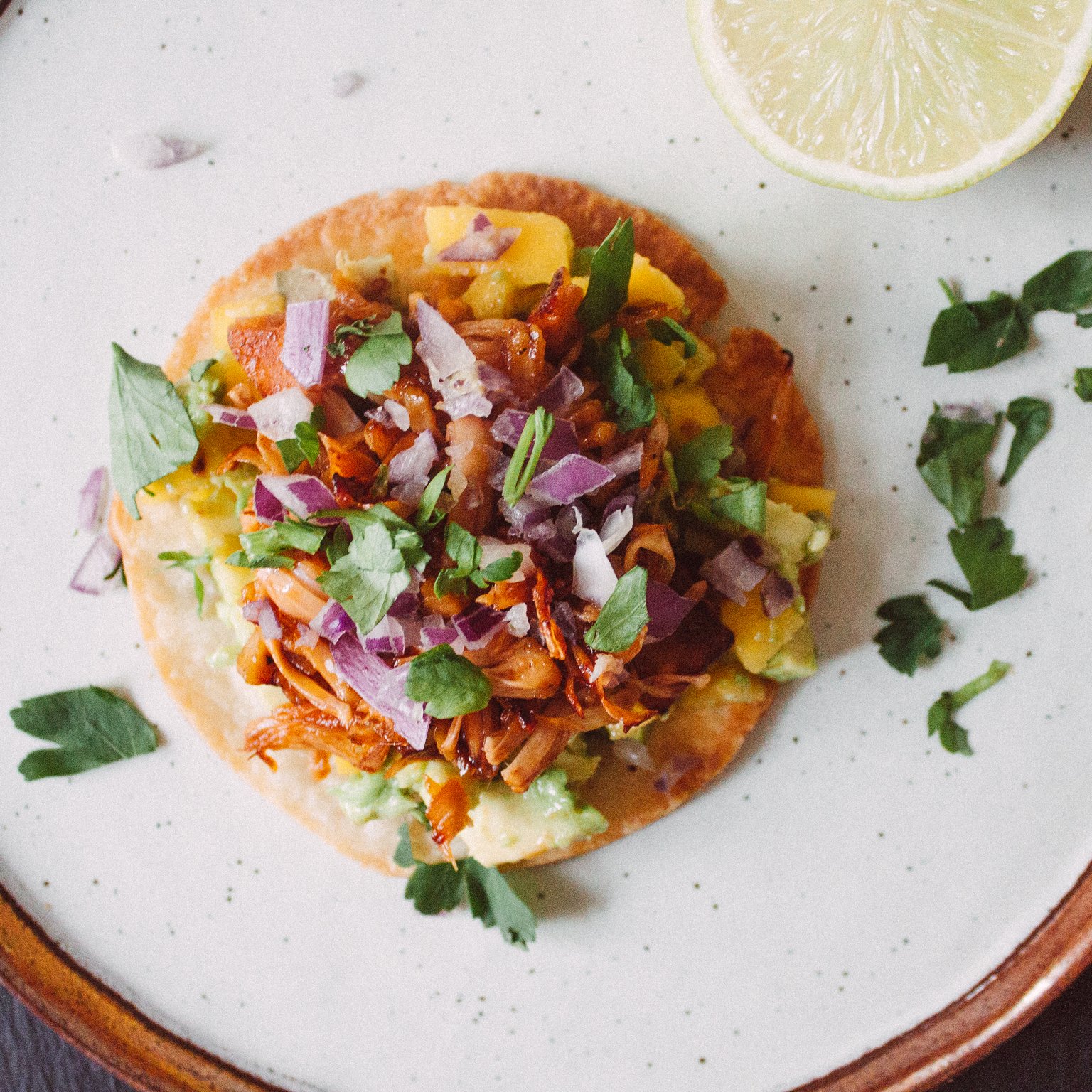 Tostadas mit süß-saurer Jackfruit